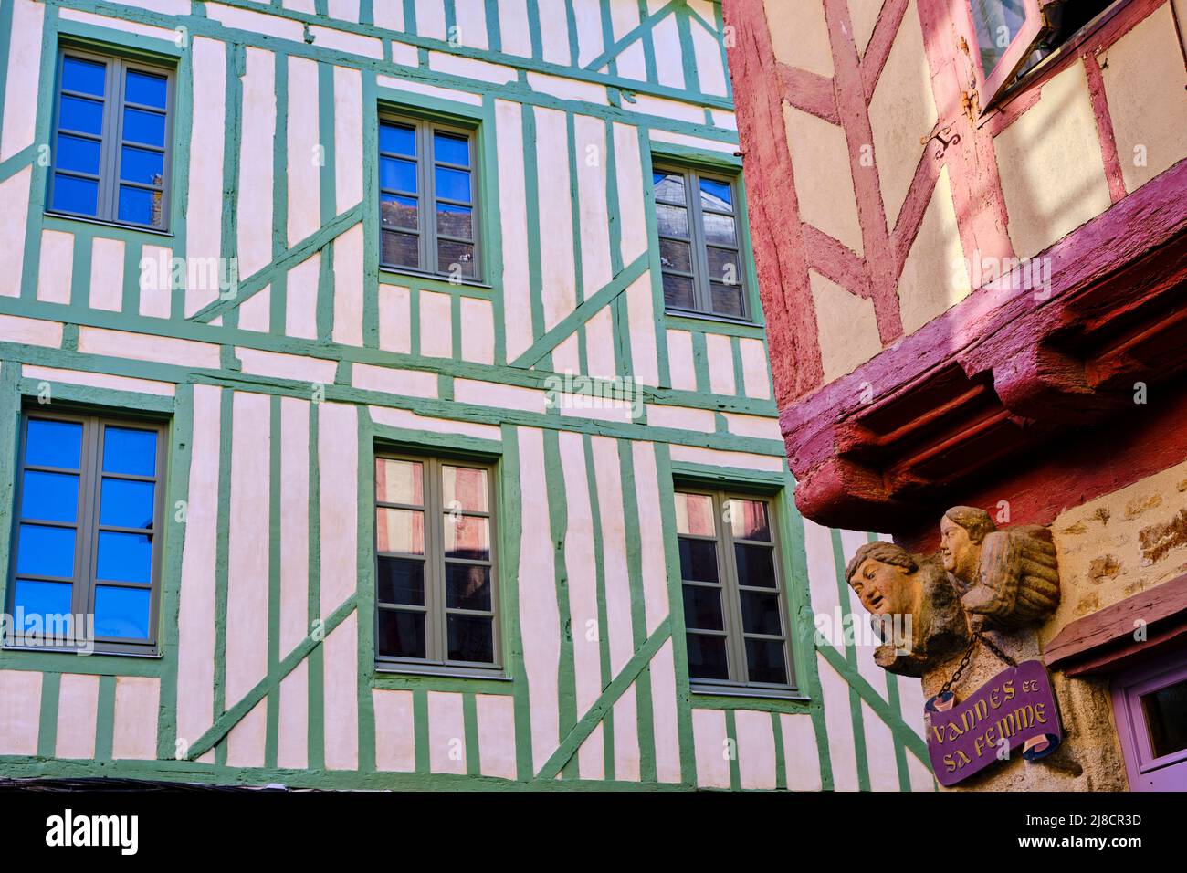 France, Morbihan, Golfe du Morbihan, vannes, vannes et sa femme, panneau en pierre polychrome du 16th siècle, mascotte des habitants de vannes au co Banque D'Images