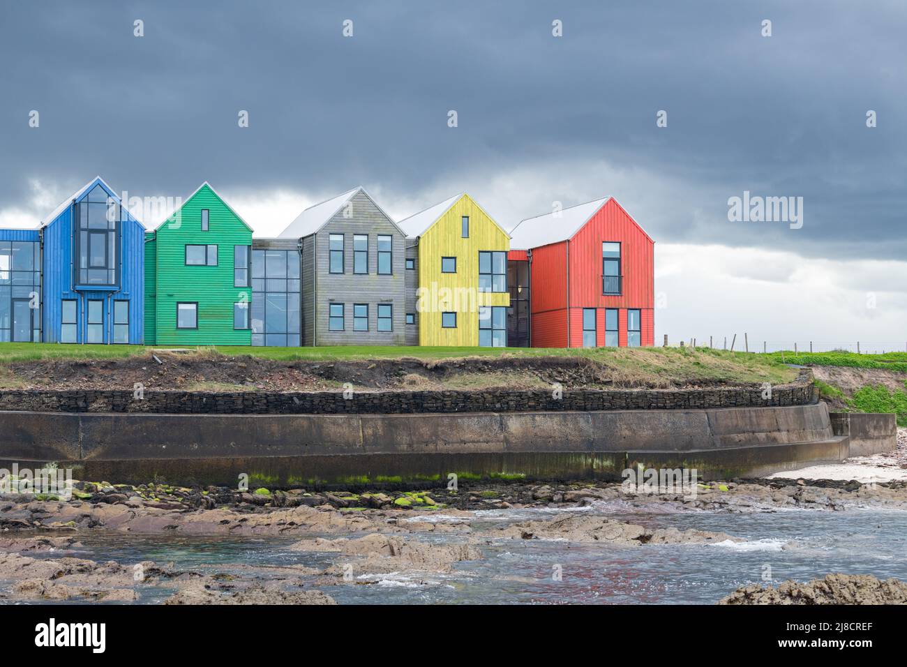The Inn - des appartements aux couleurs vives - John o'Groats, Caithness, Écosse, Royaume-Uni Banque D'Images