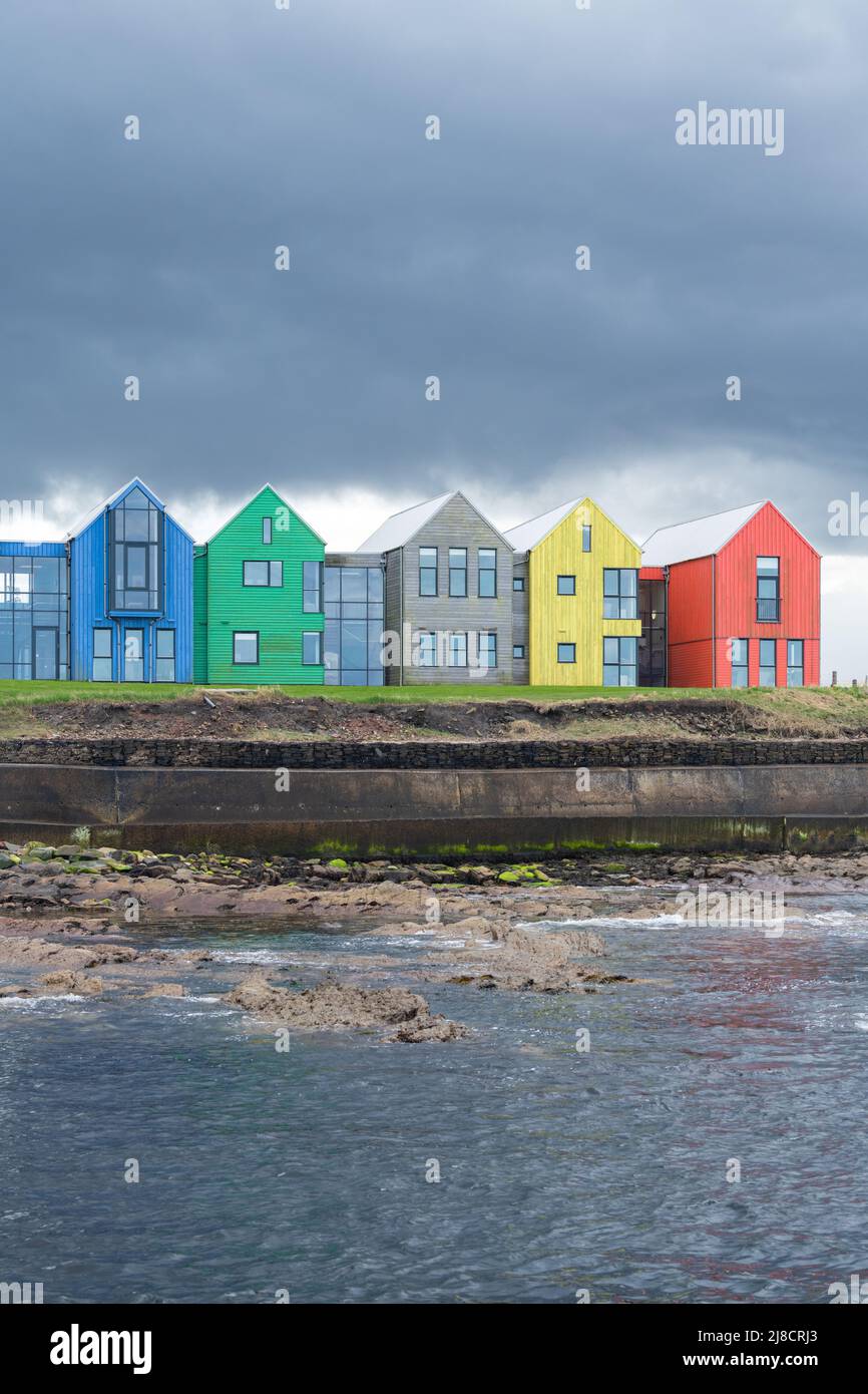 The Inn - des appartements aux couleurs vives - John o'Groats, Caithness, Écosse, Royaume-Uni Banque D'Images