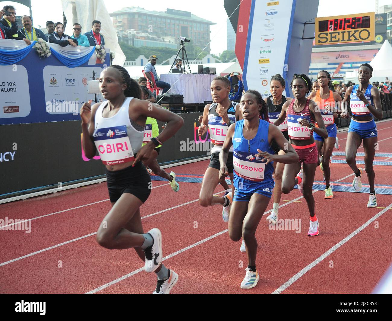 (220515) -- BANGALORE, le 15 mai 2022 (Xinhua) -- les athlètes se disputent pendant la compétition TCS World 10K Bengaluru Women's 10K Category à Bangalore, en Inde, le 15 mai 2022. (STR/Xinhua) Banque D'Images