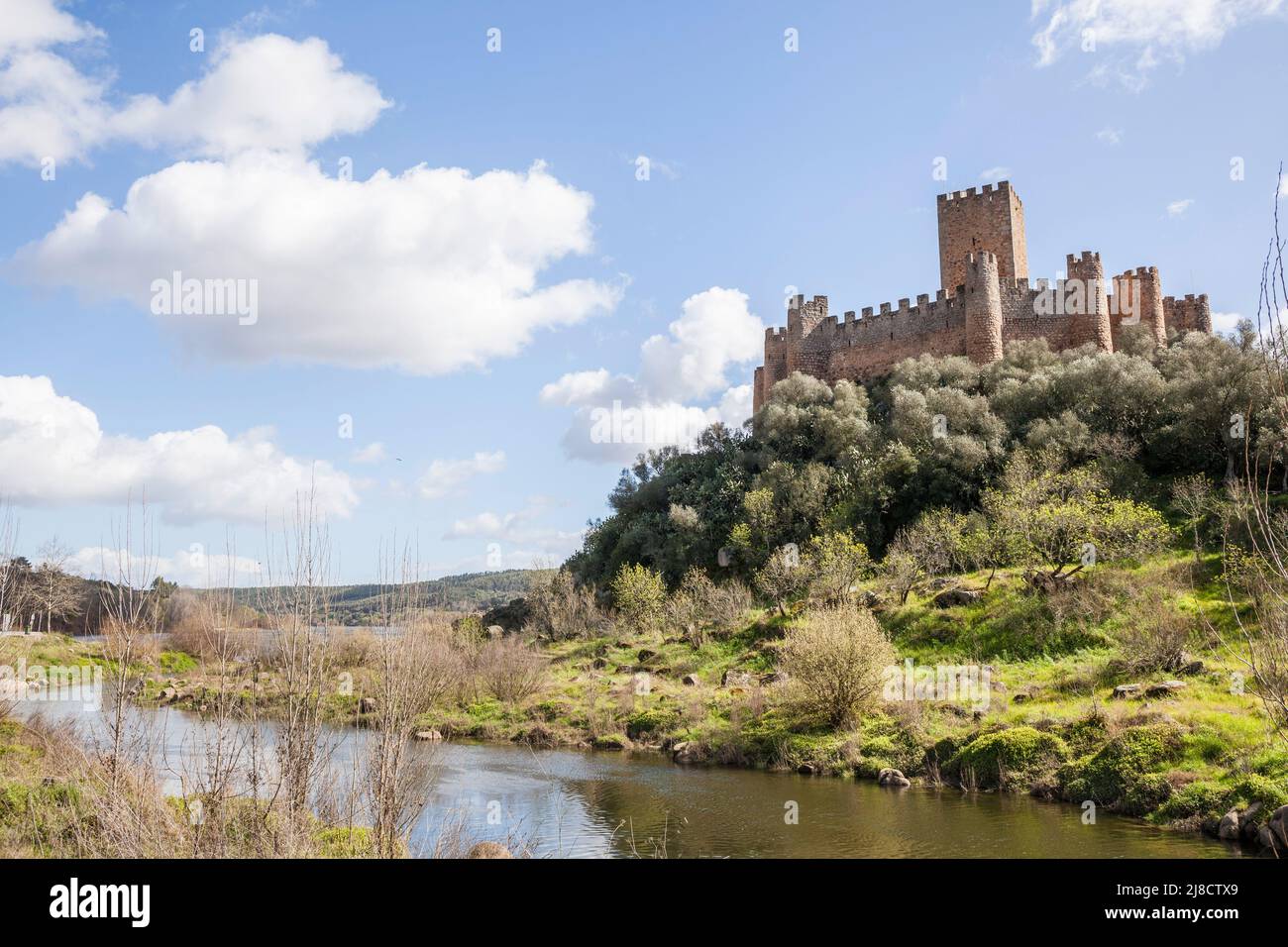 Vue depuis les rives du fleuve Tajo vers le château d'Almourol, situé au milieu d'une île. Centre du Portugal Banque D'Images
