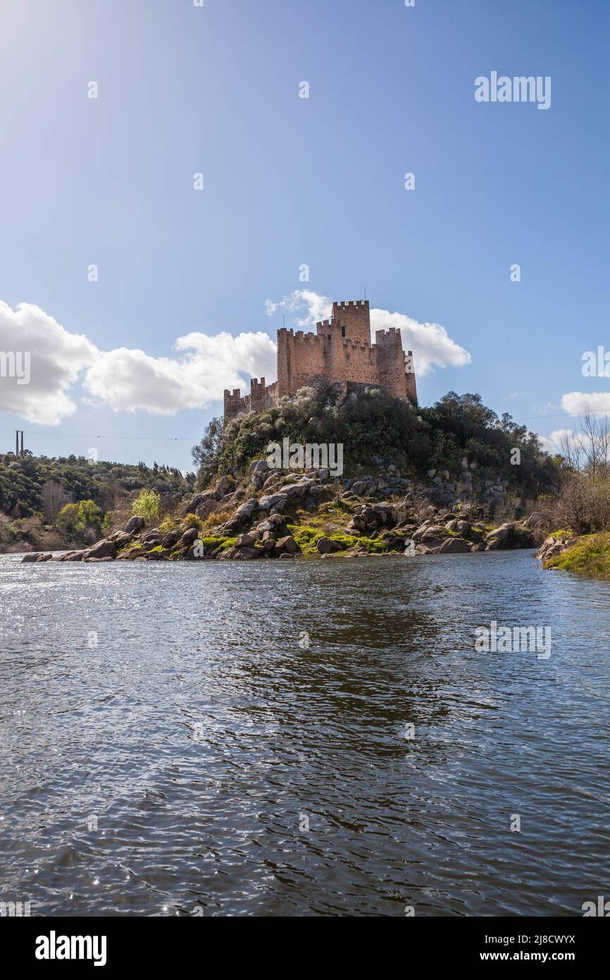 Vue depuis les rives du fleuve Tajo vers le château d'Almourol, situé au milieu d'une île. Centre du Portugal Banque D'Images