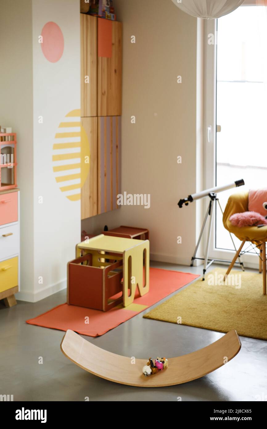 Salle de jeux pour enfants, personne. Bel intérieur lumineux et ensoleillé à la maison. Jouez et reposez-vous, créez, rangez les choses et grimpez sur le mur, balance Board Curvy Rocker Banque D'Images