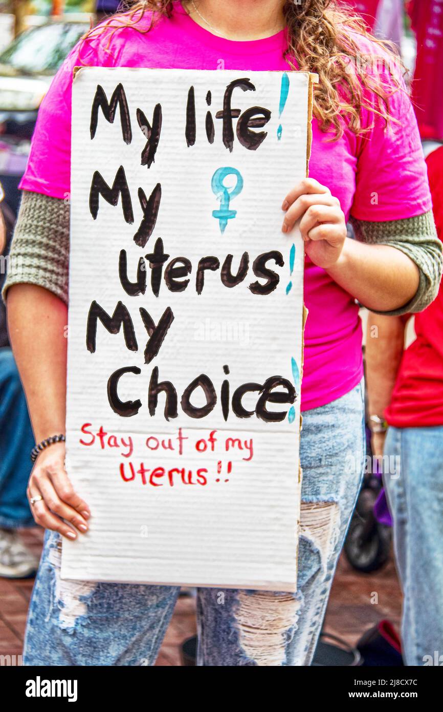 Une jeune femme non identifiable tenant un signe au rallye pro Choice lisant ma vie mon utérus mon choix Banque D'Images