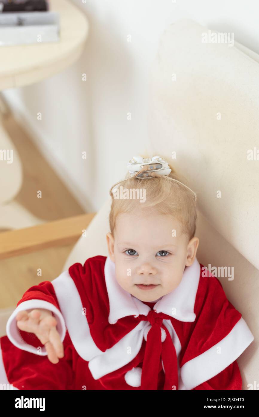 Enfant fille vêtue de la robe de noël avec implants cochléaires s'amuser à la maison - aide auditive et technologies innovantes pour le traitement de la surdité Banque D'Images
