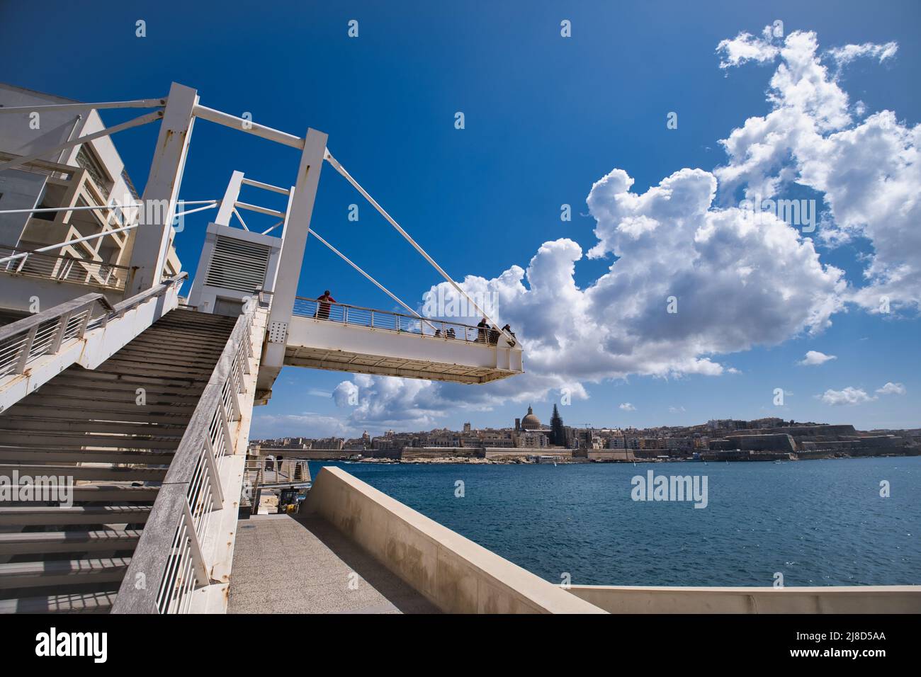 Vue sur l'extrémité du pont piétonnier Tigné à Sliema en direction de la Valette Banque D'Images