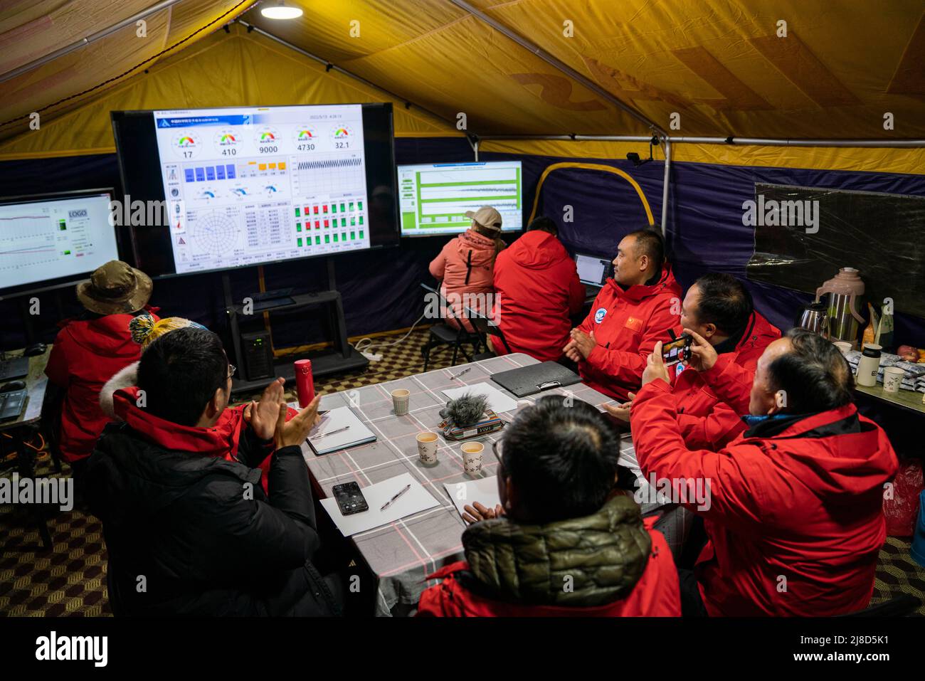 (220515) -- CAMP DE BASE DU MONT QOMOLANGMA, le 15 mai 2022 (Xinhua) -- les membres de la recherche scientifique célèbrent quand le navire flottant 'Jimu No.1' type III atteint l'altitude au-dessus de 9 000 mètres dans le canton de Zhaxizom du comté de Tingri, dans la région autonome du Tibet du sud-ouest de la Chine, le 15 mai 2022. Selon son développeur, le navire flottant chinois, conçu pour l'observation de l'atmosphère, a atteint dimanche une altitude record de 9 032 mètres dans la région autonome du Tibet. Développé par l'Institut de recherche sur l'information aérospatiale de l'Académie chinoise des sciences (cas), le navire flottant 'Jimu No. Banque D'Images