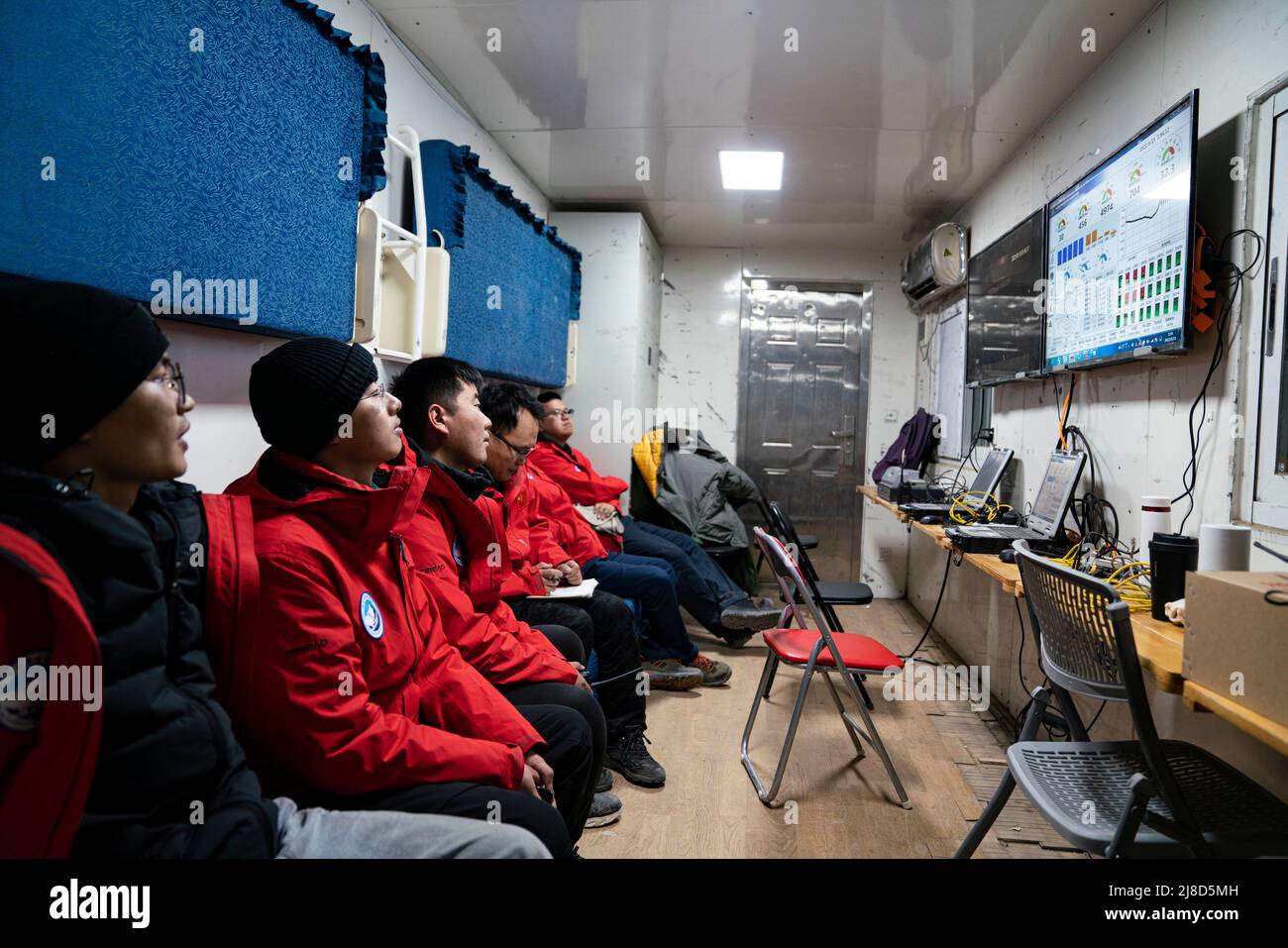 (220515) -- CAMP DE BASE DU MONT QOMOLANGMA, 15 mai 2022 (Xinhua) -- des membres de la recherche scientifique surveillent les statistiques en temps réel pendant l'ascension du navire à air flottant 'Jimu No.1' de type III dans le canton de Zhaxizom, dans la région autonome du Tibet du sud-ouest de la Chine, 15 mai 2022. Selon son développeur, le navire flottant chinois, conçu pour l'observation de l'atmosphère, a atteint dimanche une altitude record de 9 032 mètres dans la région autonome du Tibet. Développé par l'Institut de recherche sur l'information aérospatiale de l'Académie chinoise des sciences (cas), le navire flottant 'Jimu No.1 Banque D'Images