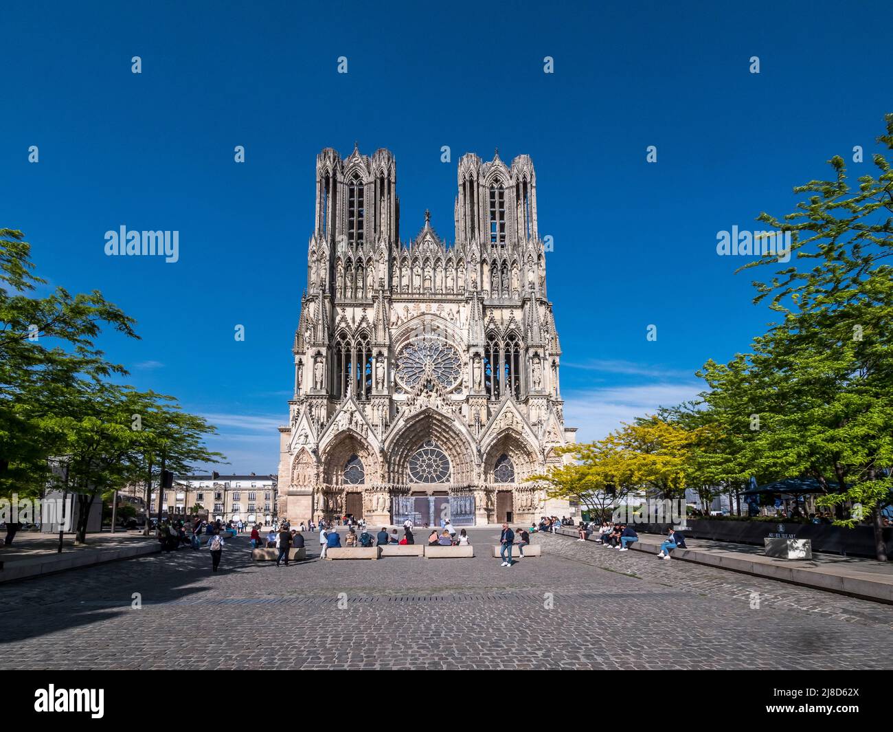 L'image est de la célèbre cathédrale notre Dame des Reims datant du 13th siècle, célèbre pour son association avec Jeanne d'Arc, qui surplombe la place de la ville. Banque D'Images