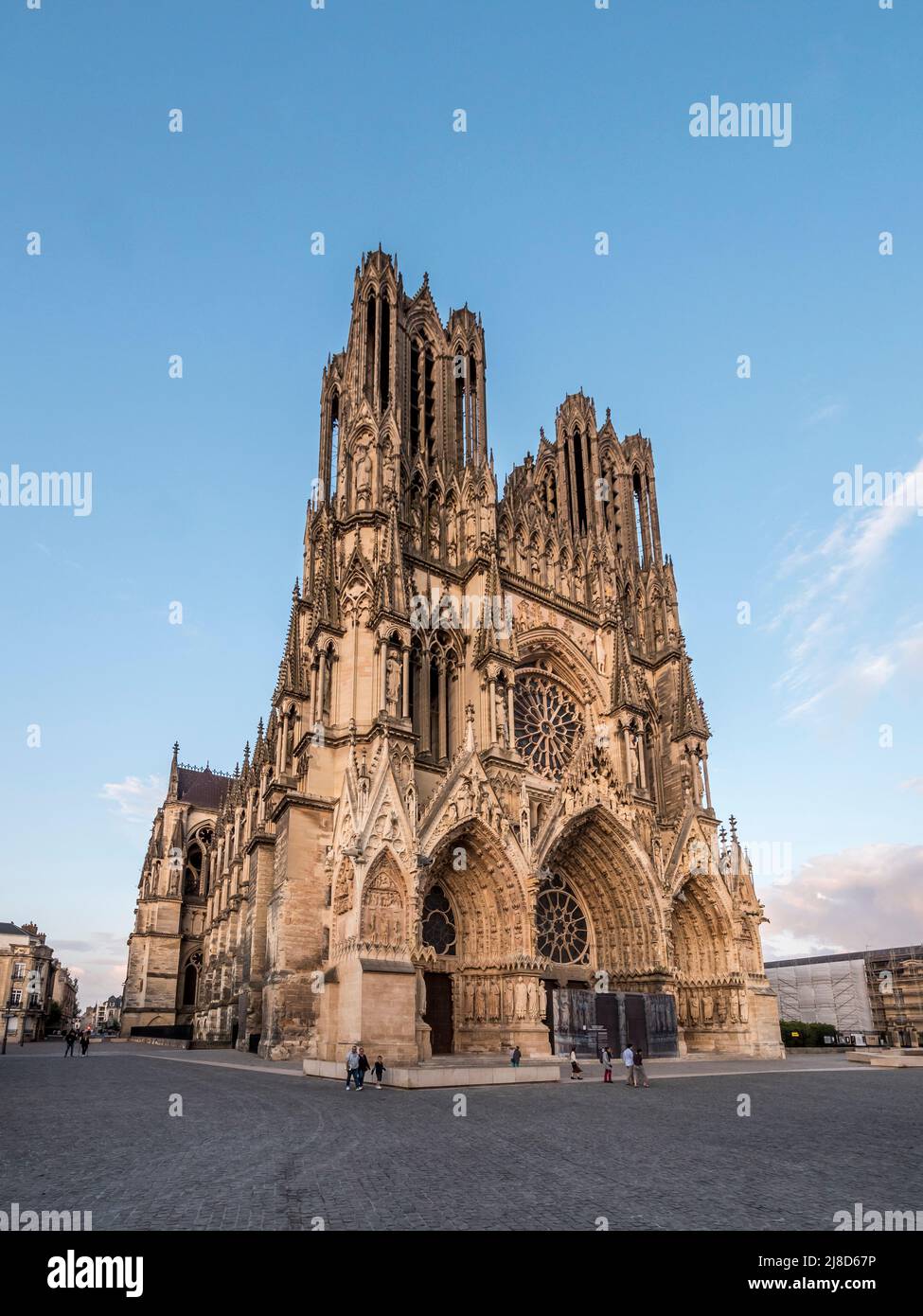 L'image est de la célèbre cathédrale notre Dame des Reims datant du 13th siècle, célèbre pour son association avec Jeanne d'Arc, qui surplombe la place de la ville. Banque D'Images