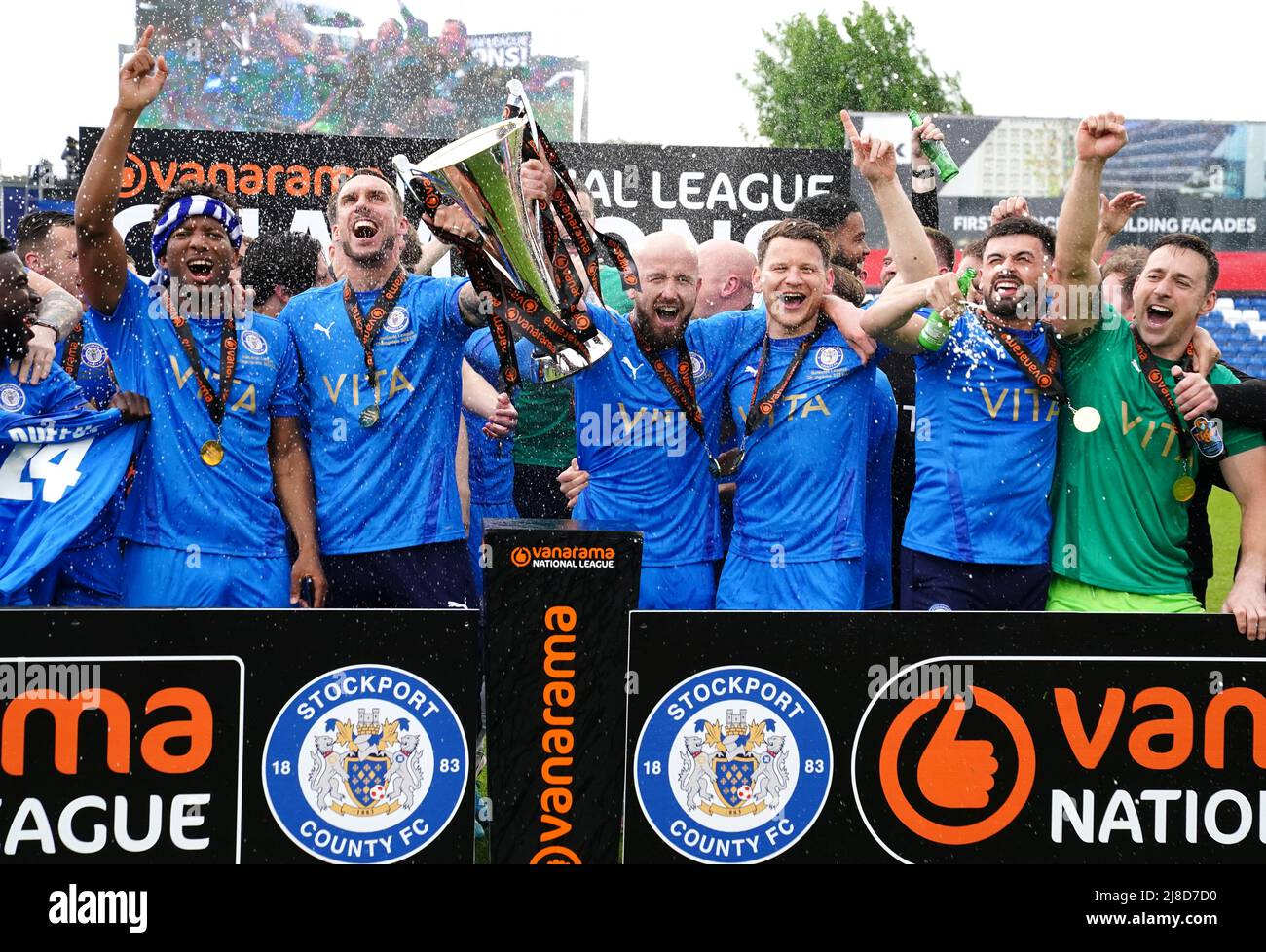 Stockport County lève le trophée de la ligue après le match à l'Edgeley Park, Stockport. Date de la photo: Dimanche 15 mai 2022. Banque D'Images