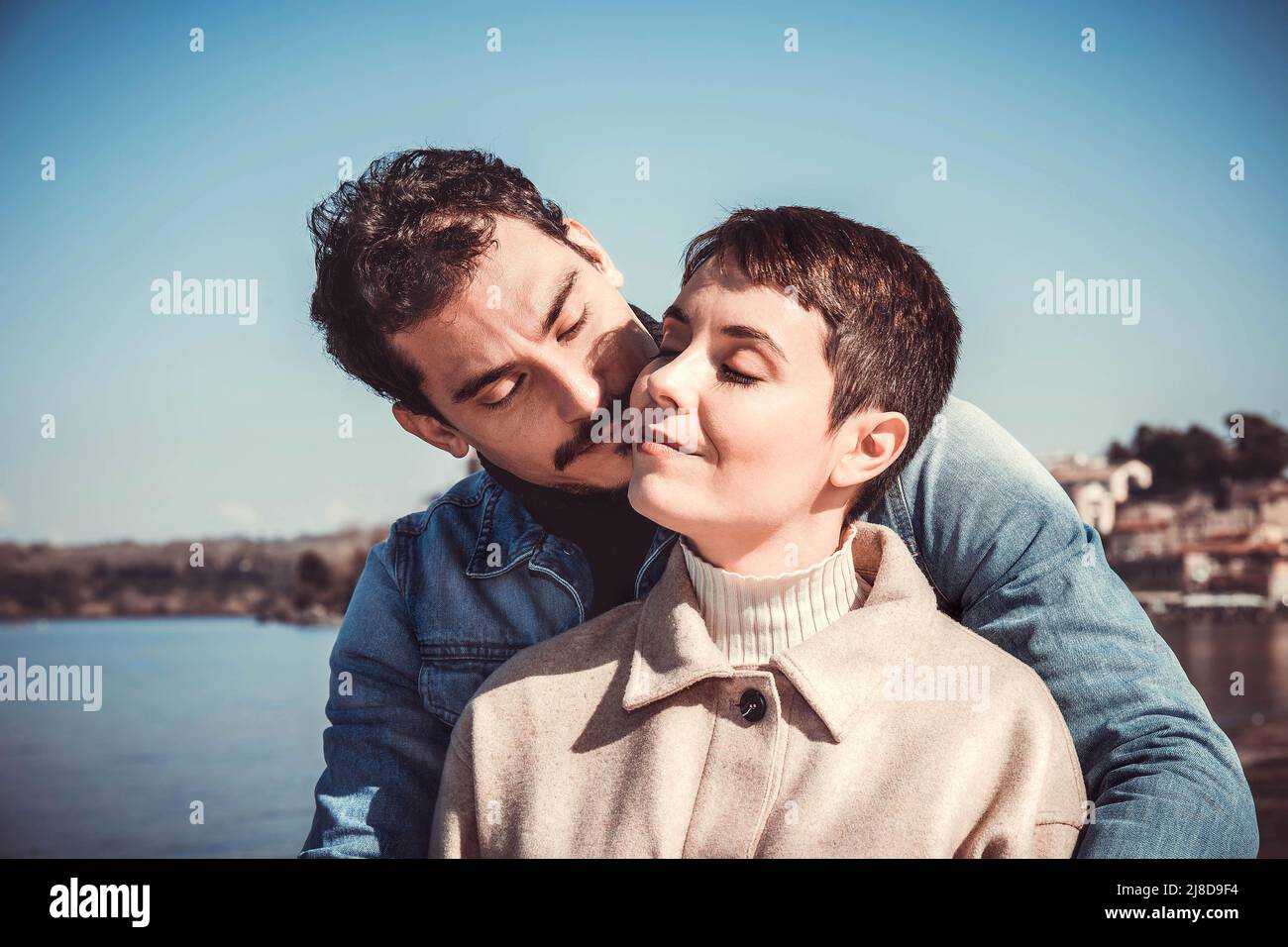 Des jeunes couples se promène sur les rives du lac Bracciano. Beau couple voyageant à Anguillara Sabazia en Latium, Italie. Atmosphère romantique et copie de la flèche Banque D'Images