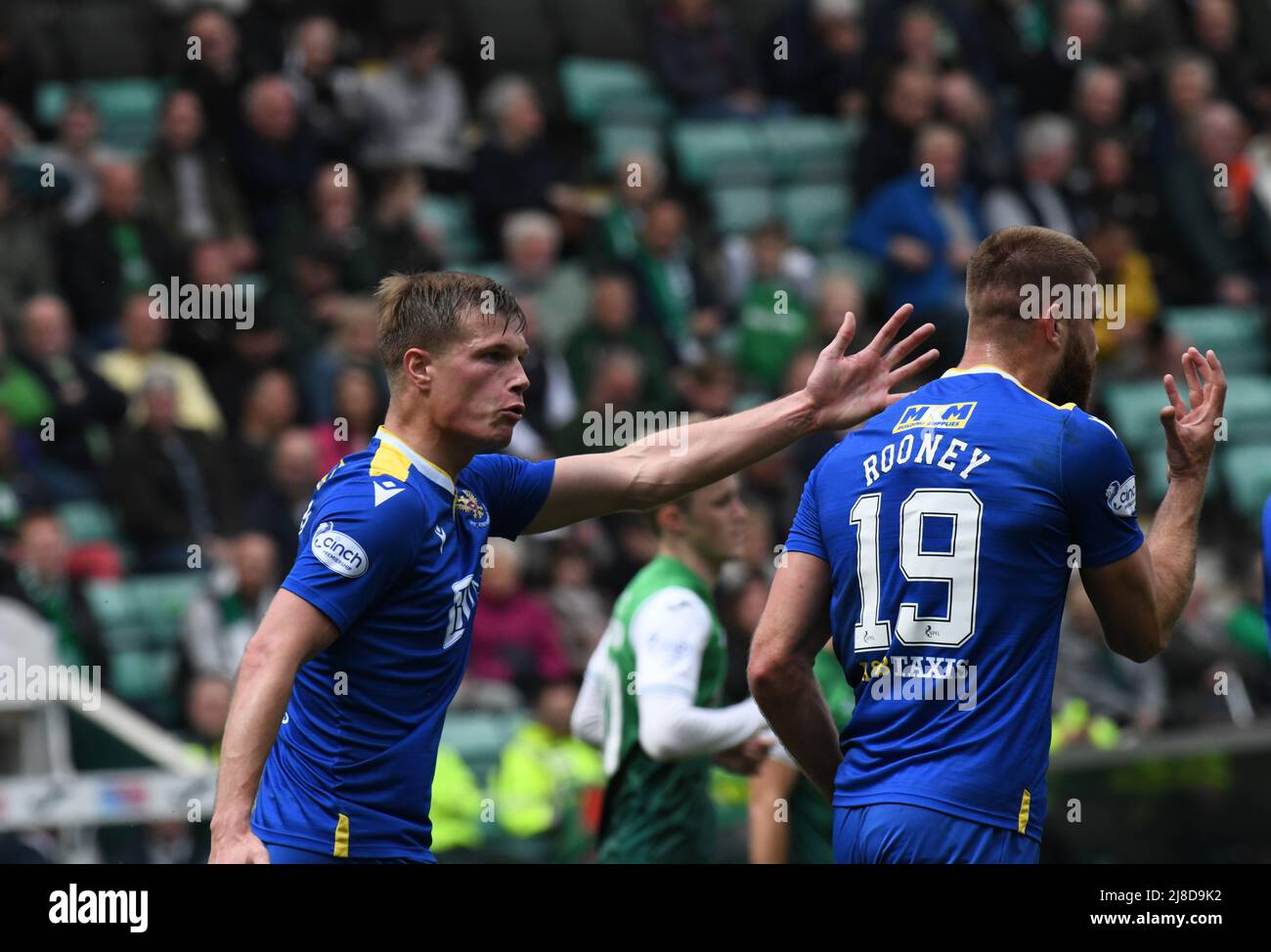 Easter Road Stadium, Edinburgh.Scotland UK.15th May 22 Hibernian vs St Johnstone Cinch Premiership Match. L'équipe de St Johnstone échange des mots Daniel Cleary (n° 5) et Shaun Rooney (n° 19) Banque D'Images