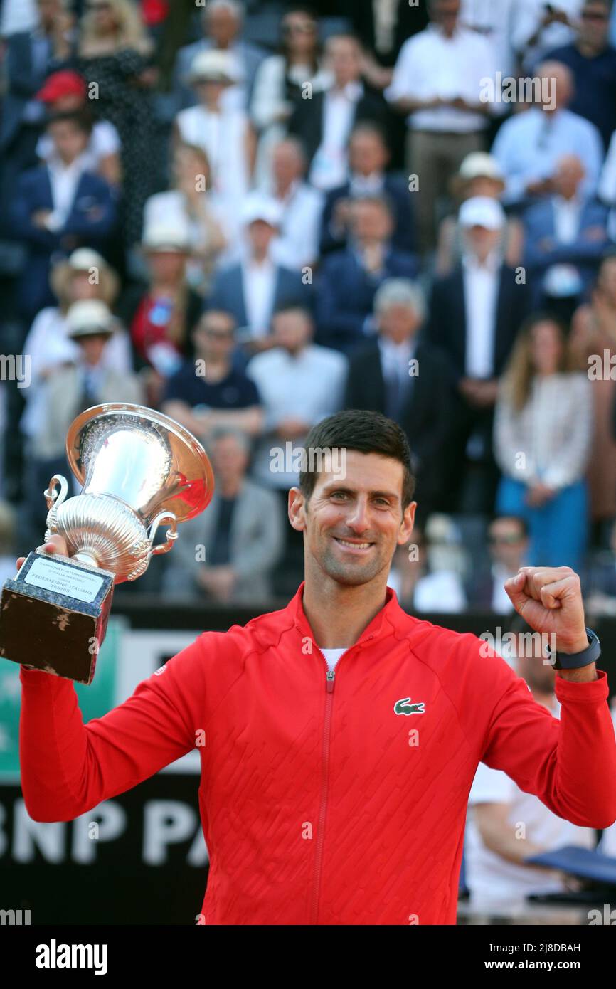 ROME, ITALIE - 15.05.2022: NOVAK DJOKOVIC (SRB) remporte le trophée en finale contre S.TSITAS (GRE) à la fin du match final masculin unique dans l'Internazionali BNL d'Italia à Foro Italico à Rome, Italie, le 15 mai 2022. Banque D'Images