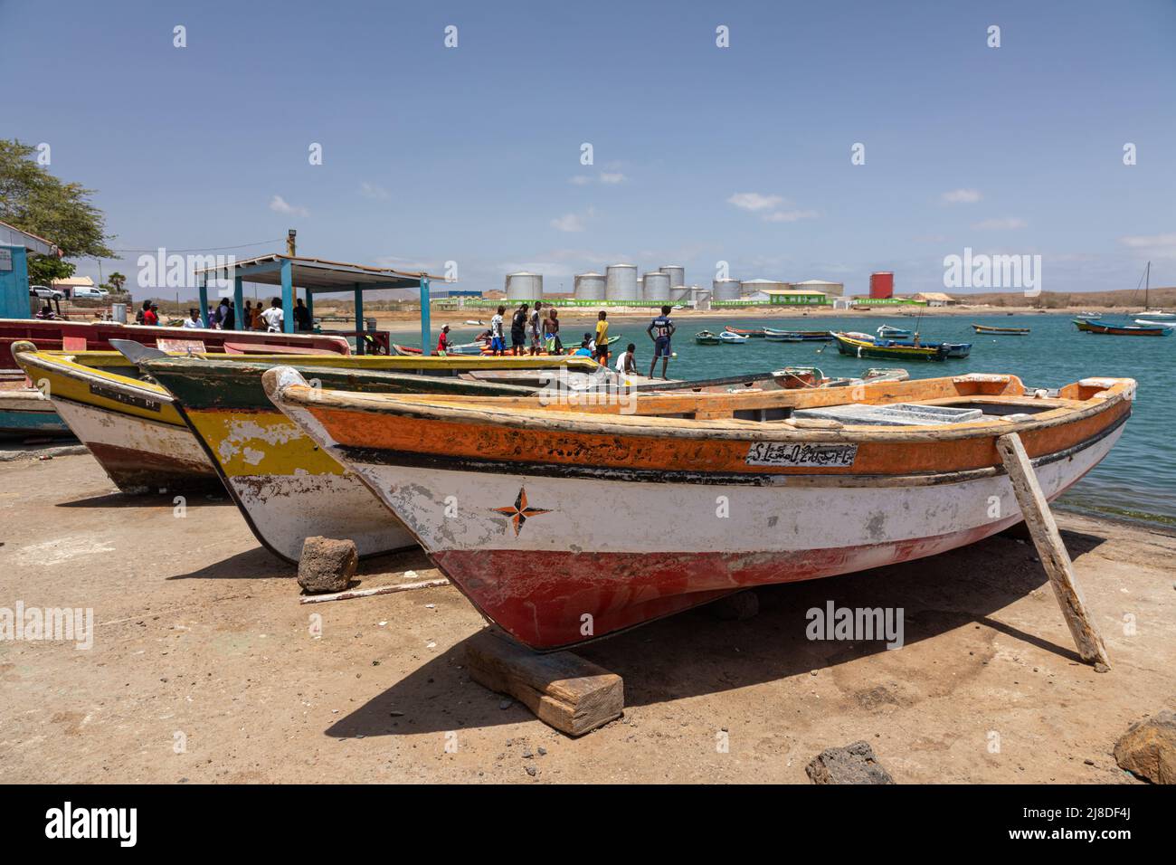 Bateaux de pêche sur terre à la Baía de Palmeira. La baie / port à Palmeira, sol, Iles du Cap-Vert, Iles Cabo Verde, Afrique Banque D'Images