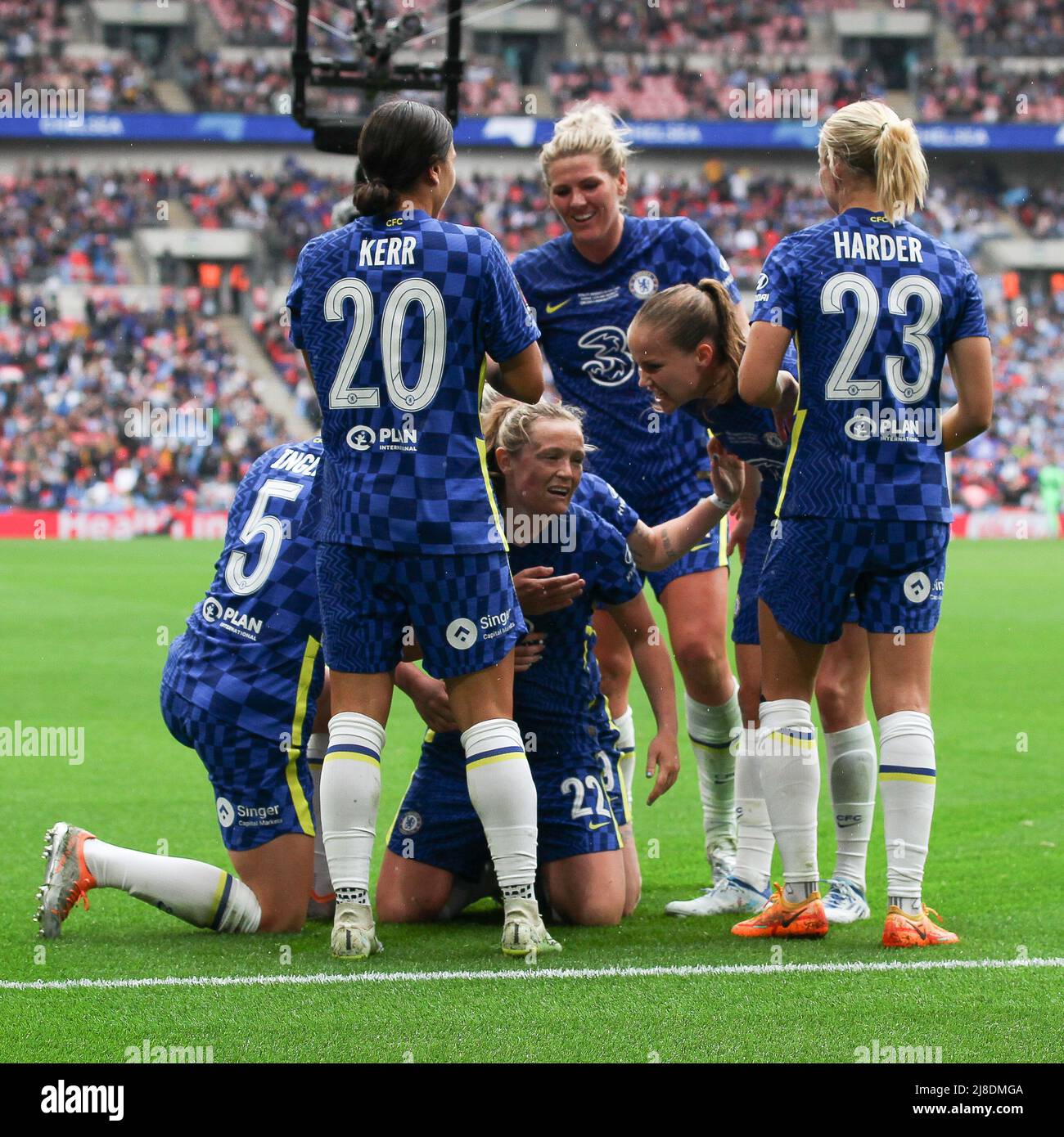 Londres, Royaume-Uni. 15th mai 2022. Erin Cuthbert, de Chelsea Women, a obtenu son score en 2-1 et a célébré le match de finale de la coupe féminine de football féminin entre Chelsea Women et Manchester City Women au stade Wembley, Londres, Angleterre, le 15 mai 2022. Photo de Ken Sparks. Utilisation éditoriale uniquement, licence requise pour une utilisation commerciale. Aucune utilisation dans les Paris, les jeux ou les publications d'un seul club/ligue/joueur. Crédit : UK Sports pics Ltd/Alay Live News Banque D'Images