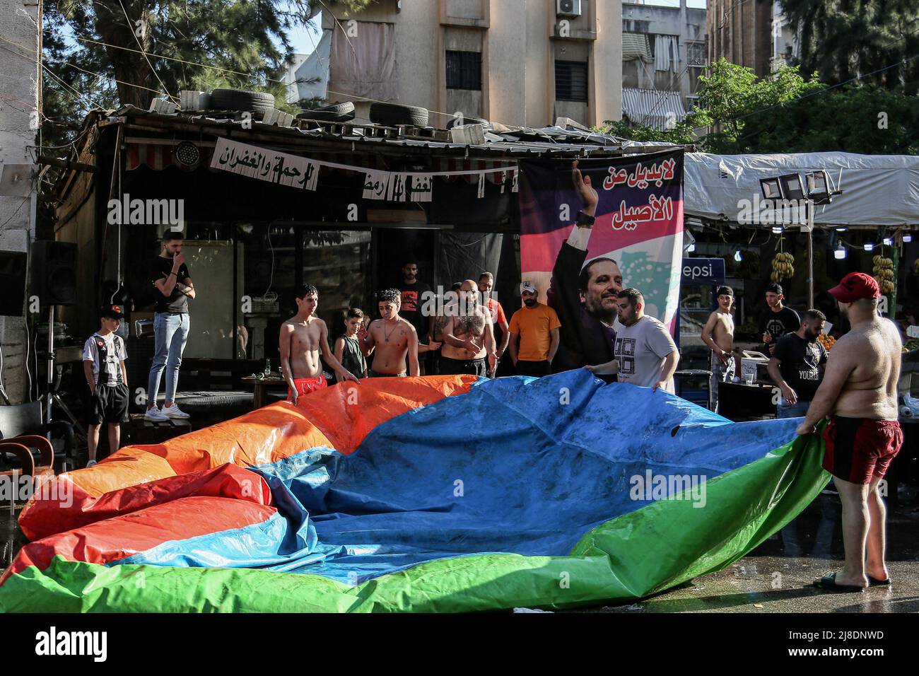 Beyrouth, Liban. 15th mai 2022. Les partisans de l'ancien Premier ministre Saad Hariri installent une piscine gonflable dans une rue de la région sunnite, principalement musulmane, de Tarik al Jadideh, à Beyrouth. Les partisans de Hariri ont boycotté les élections parlementaires libanaises de 2022. Credit: Marwan Naamani/dpa/Alamy Live News Banque D'Images