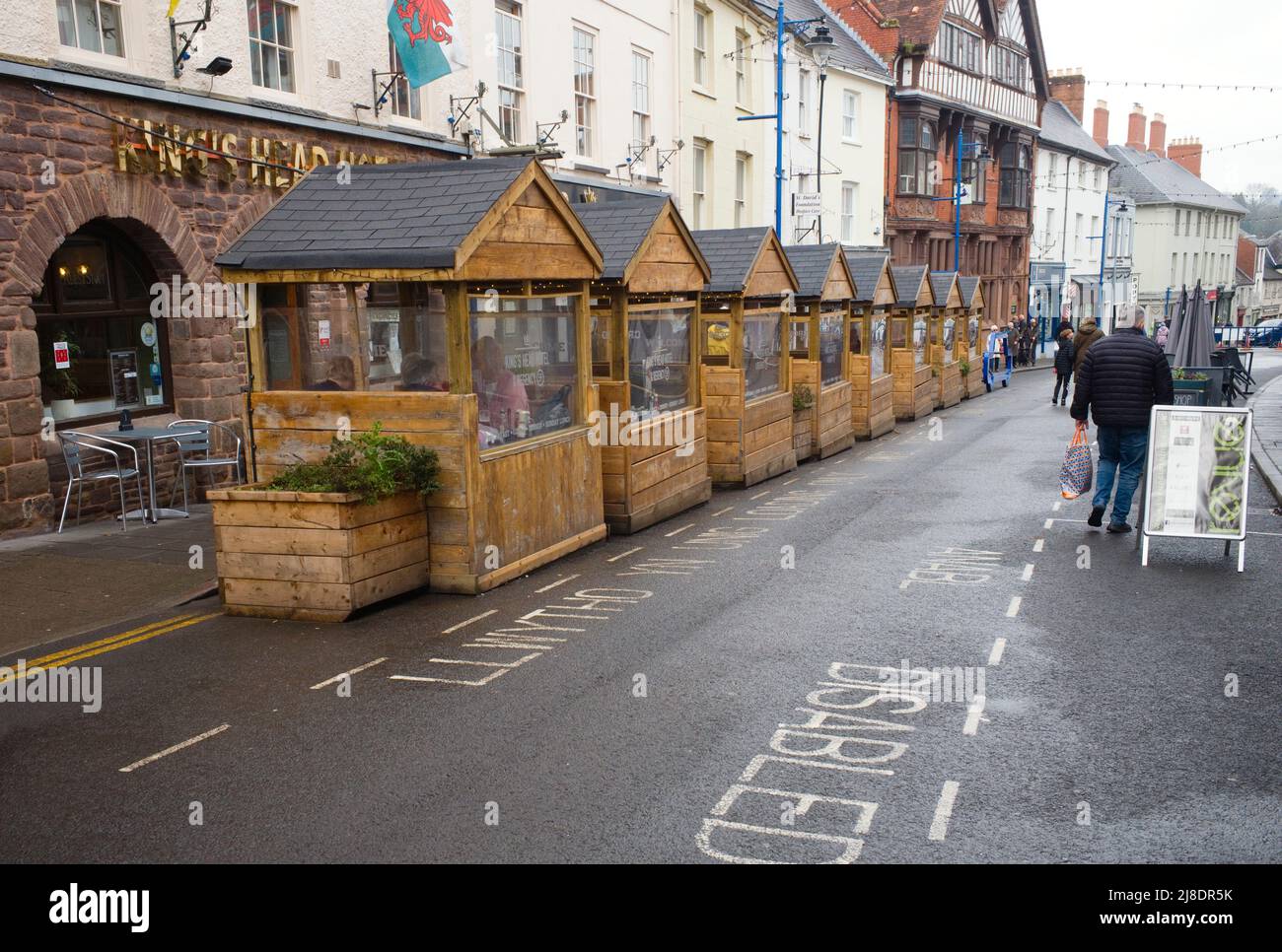 Les gousses de restaurants et de boissons dans la rue principale d'Abergavenny ont laissé de l'époque des covid quand les dîneurs ont dû être séparés Banque D'Images