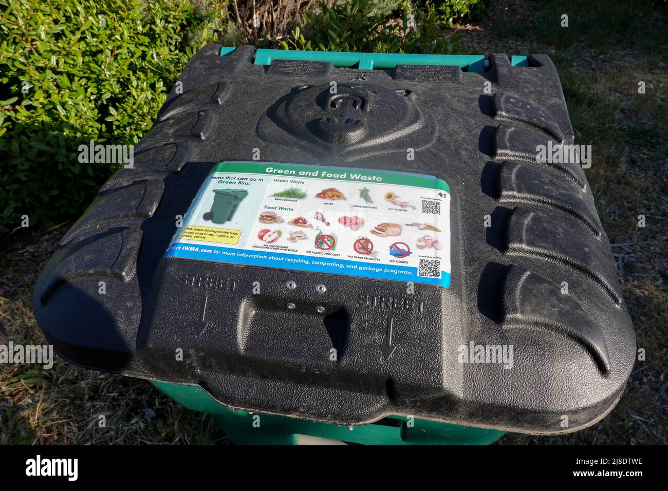 Recyclage des déchets verts et des déchets alimentaires poubelles vertes. Californie, États-Unis Banque D'Images