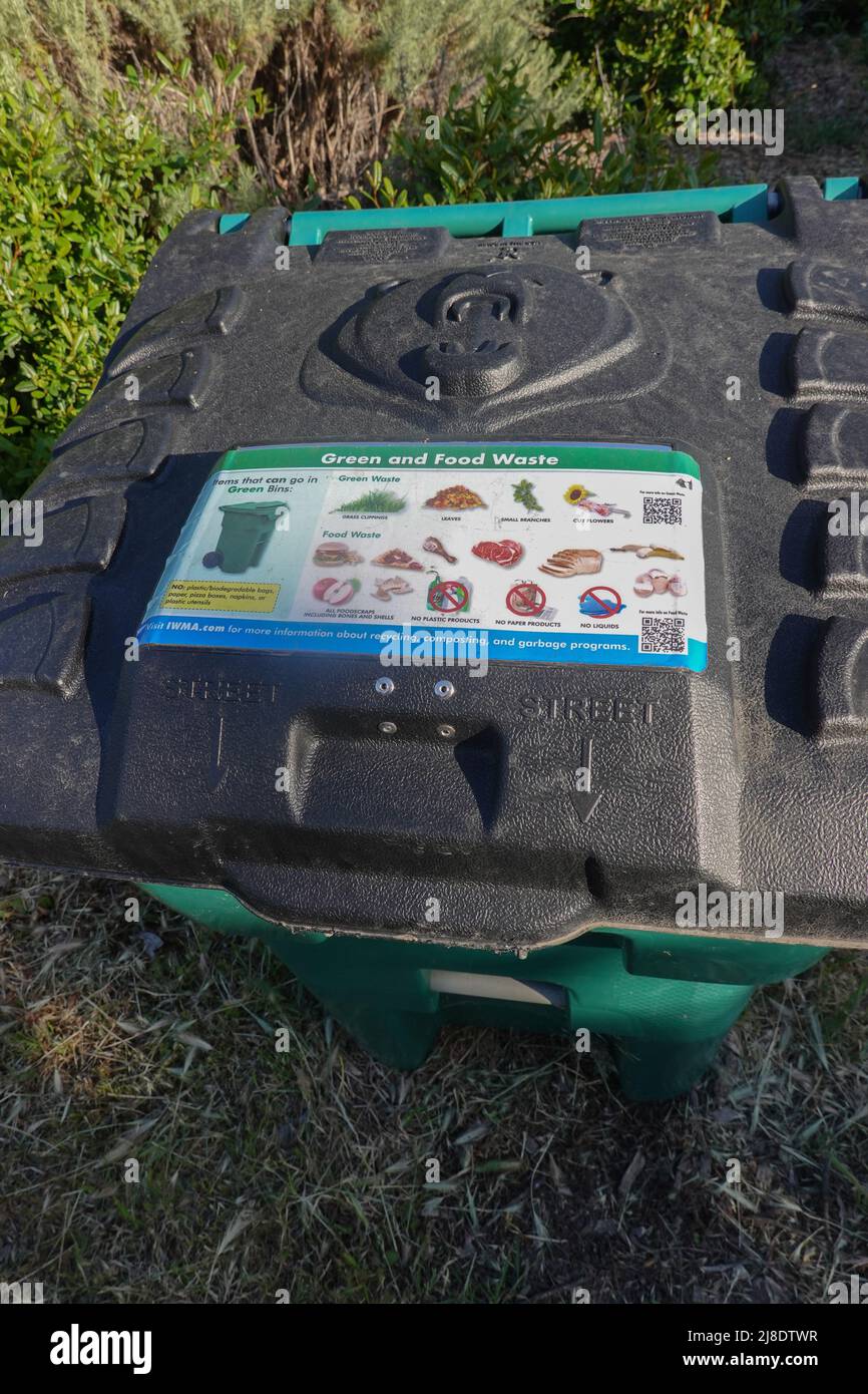 Recyclage des déchets verts et des déchets alimentaires poubelles vertes. Californie, États-Unis Banque D'Images