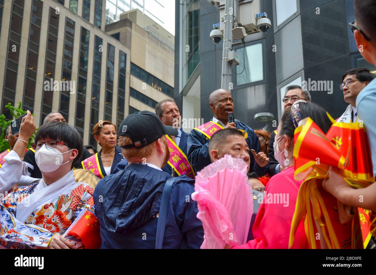 Le maire Eric Adams s’exprime dans le cadre de la première parade annuelle du patrimoine et de la culture des Asiatiques américains et des insulaires du Pacifique de New York, le long de l’avenue des Amériques jusqu’à p Banque D'Images