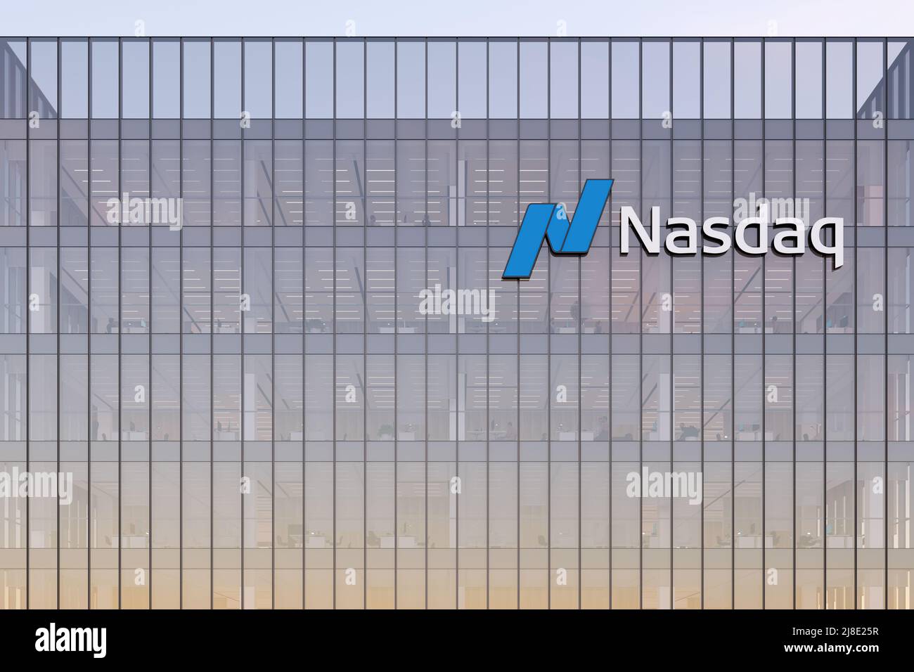 New York, NY, États-Unis. 2 mai 2022. Usage éditorial seulement, 3D CGI. Logo NASDAQ sur le dessus du bâtiment en verre. Bureau de la Société des services financiers du lieu de travail Banque D'Images