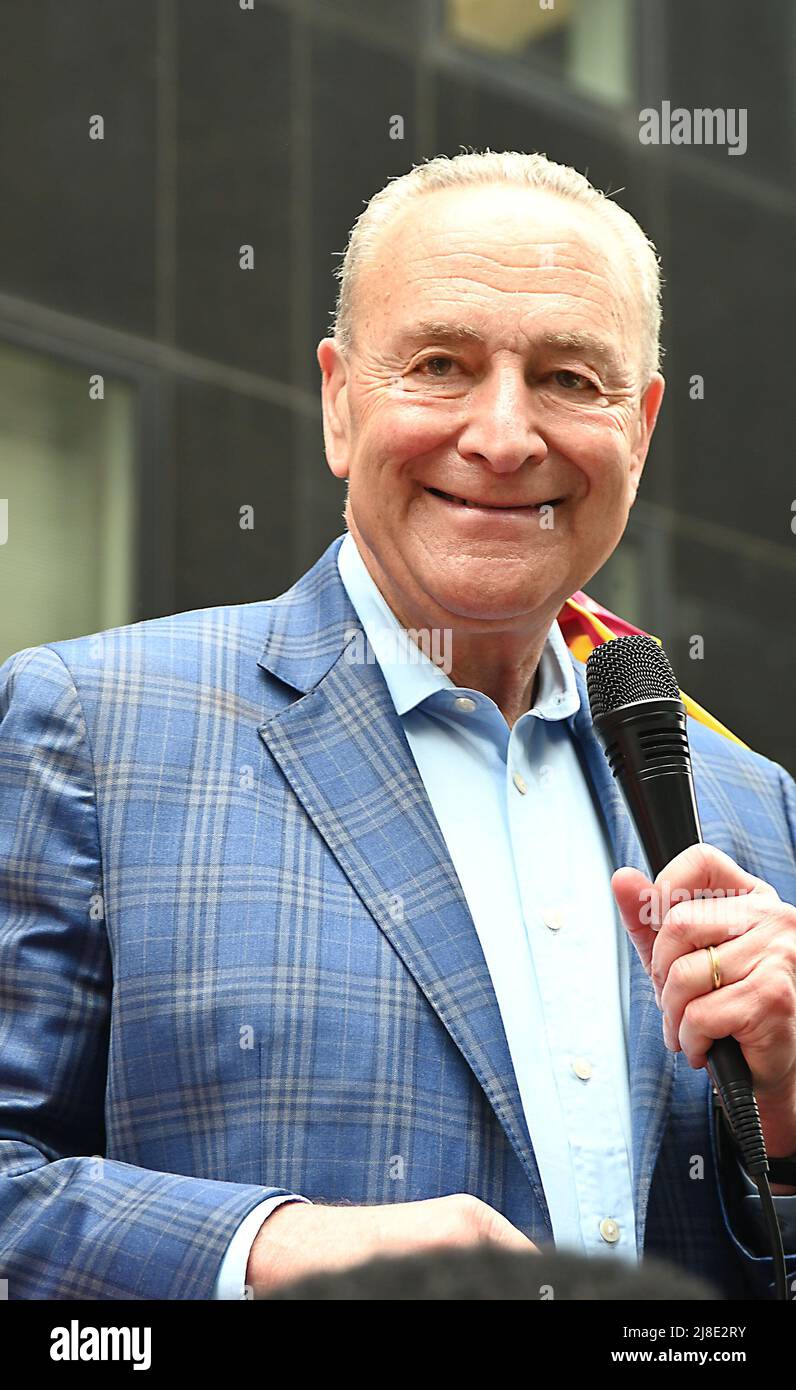 Le sénateur Chuck Schumer participe à la parade annuelle des Asiatiques américains et des insulaires du Pacifique 1st le 15 mai 2022 sur l'avenue des Amériques à New York, New York, États-Unis. Robin Platzer/ Twin Images/ SIPA USA Banque D'Images