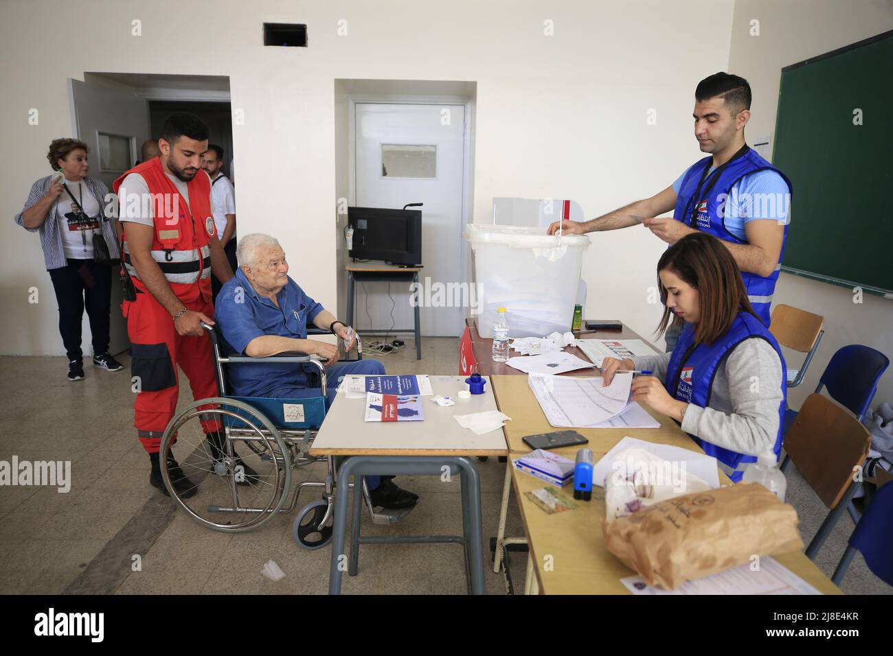 Saida, Liban. 15th mai 2022. Un homme se prépare à voter dans un bureau de vote à Saida, au Liban, le 15 mai 2022. Des centaines de milliers de Libanais se sont emmis dimanche dans les bureaux de vote de tout le pays pour voter aux élections législatives. Crédit: Ali Hashisho/Xinhua/Alay Live News Banque D'Images