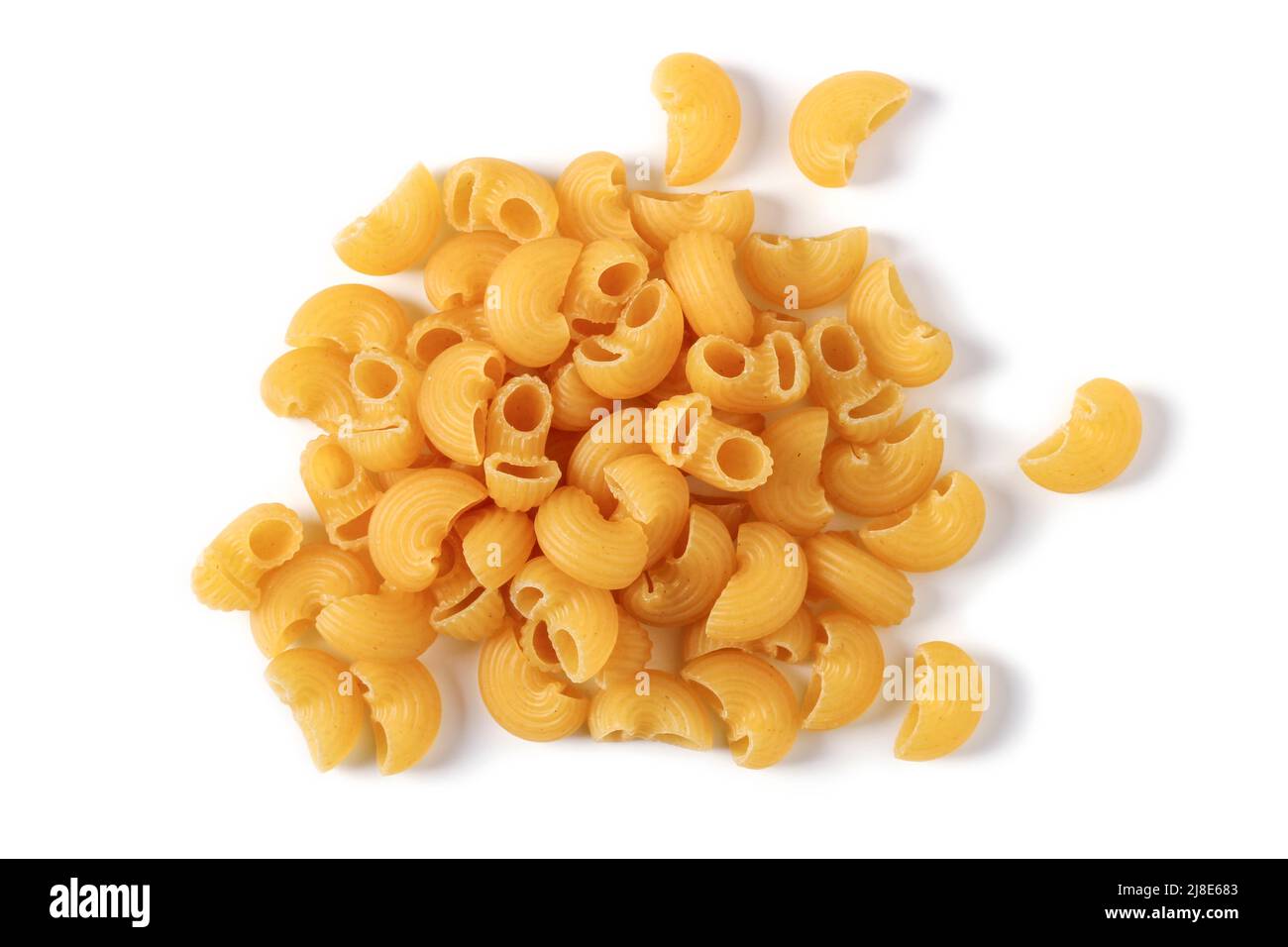 Pâtes à curl sèches non cuites isolées sur fond blanc.vue de dessus Banque D'Images