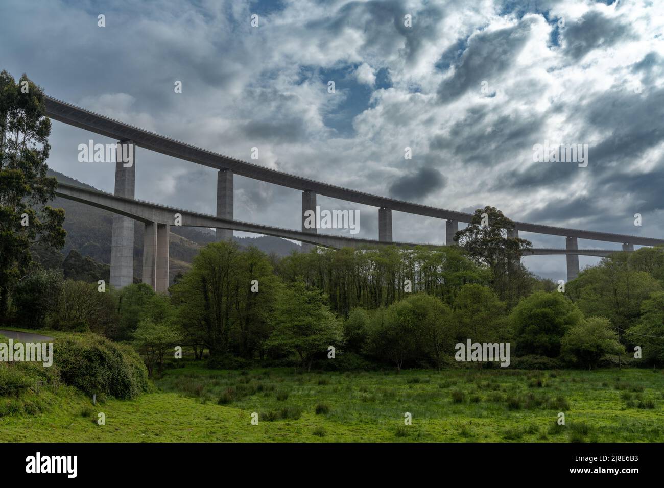 Vue sur le pont Concha de Artedo sur l'autoroute Cantabrie dans le nord de l'Espagne Banque D'Images