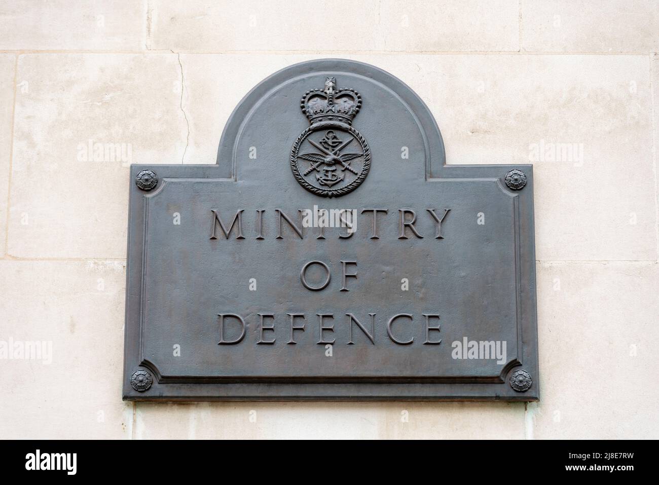 Panneau du ministère de la Défense, à l'extérieur du bâtiment du quartier général du Ministère de la Défense à Whitehall, Westminster, Londres, Royaume-Uni. Banque D'Images