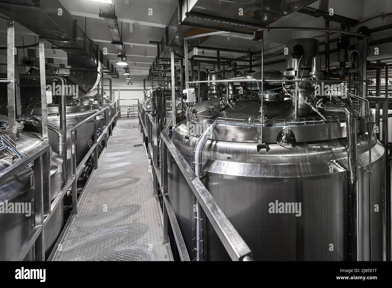 Terrain métallique près de grands réservoirs pour produits laitiers fermentés Banque D'Images