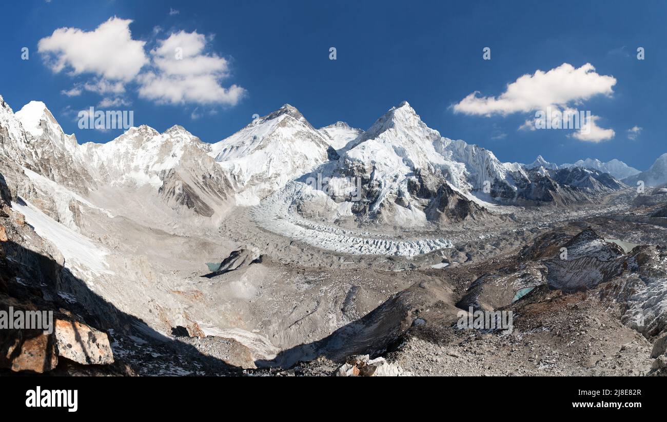 Belle vue sur le mont Everest, Lhotse et Nuptse depuis le camp de base Pumo RI avec ciel bleu clair - chemin vers le camp de base Everest, vallée de Khumbu, Sagarmatha na Banque D'Images