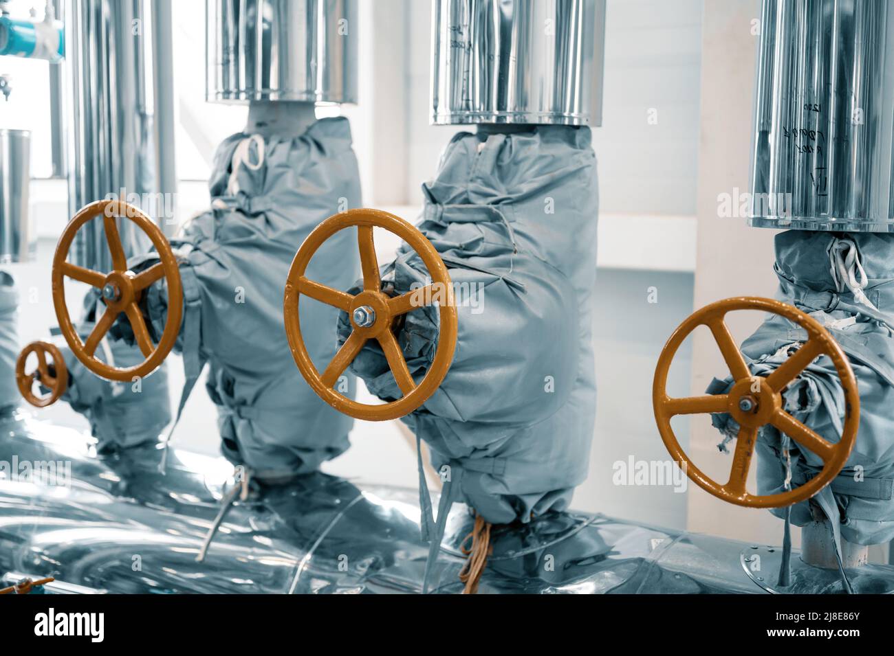 Tuyaux avec vannes et isolation pour liquides agressifs chauds Banque D'Images