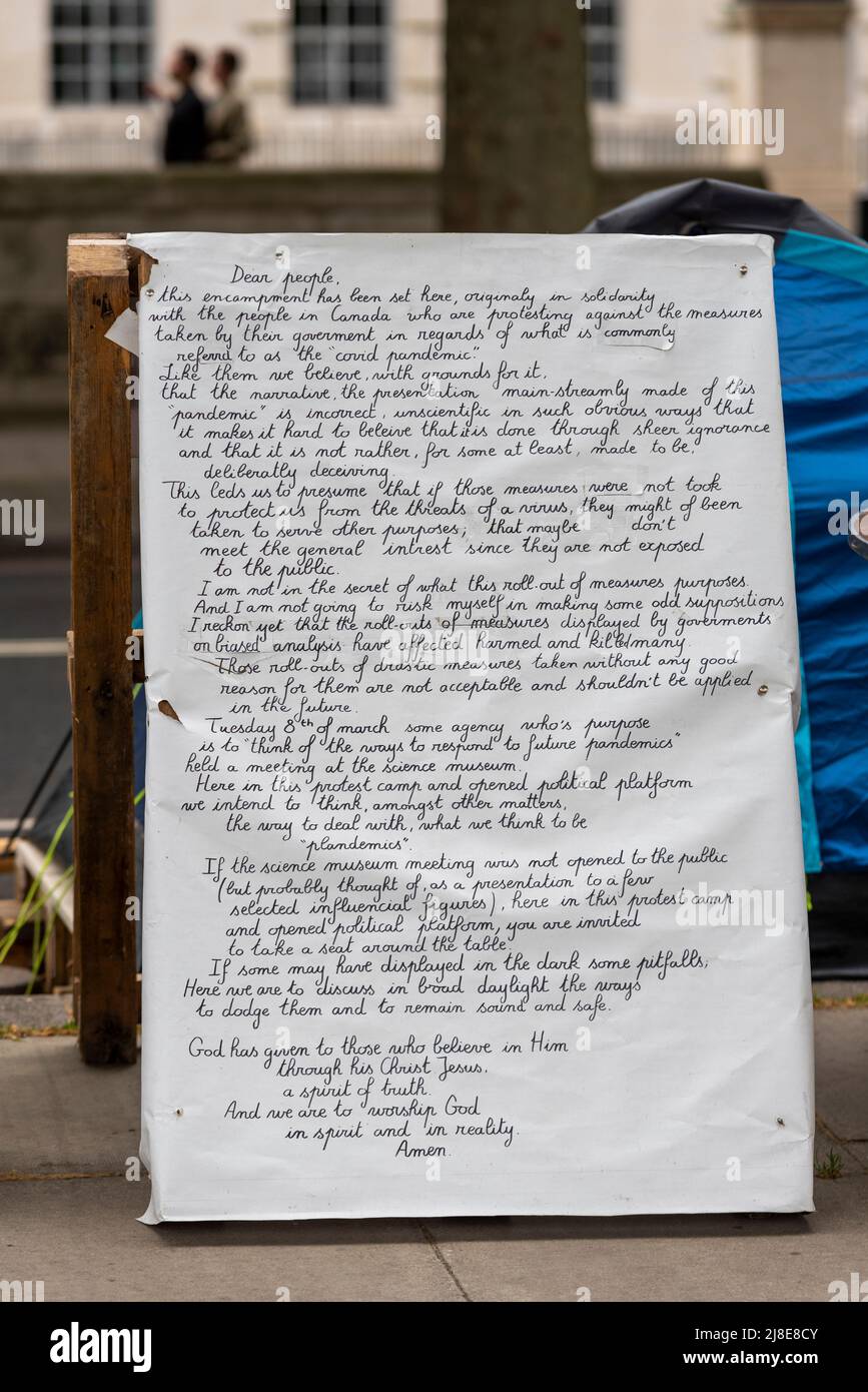 Camp de protestation des convoi de liberté sur le Victoria Embankment, Westminster, Londres, Royaume-Uni. COVID 19 messages de théorie de la conspiration. Longue lettre de la théorie scamdemic Banque D'Images
