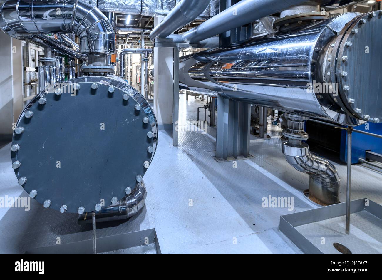 Réservoir cylindrique et système de tuyauterie à l'usine de production Banque D'Images