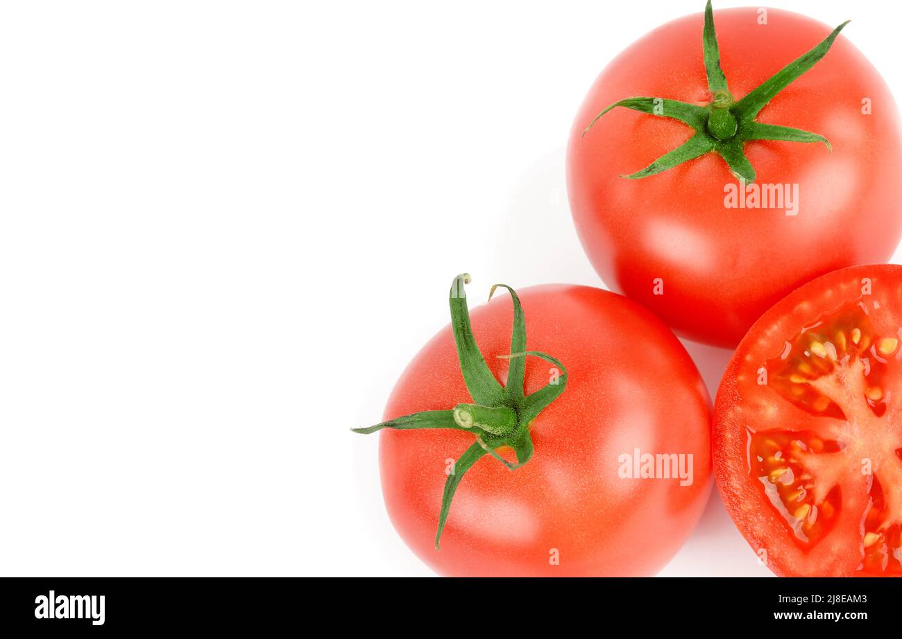 Tomates appétissantes frais isolé sur fond blanc. Les aliments sains. Espace libre pour le texte. Banque D'Images