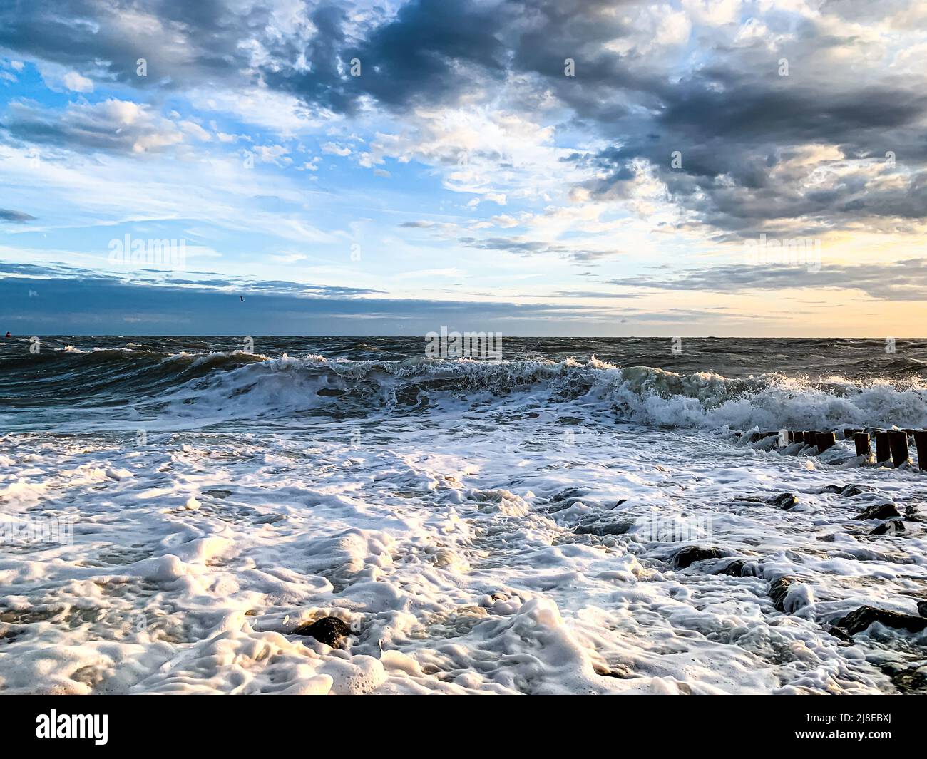 surfez sur la côte hollandaise de la mer du nord dans la province de zeeland Banque D'Images