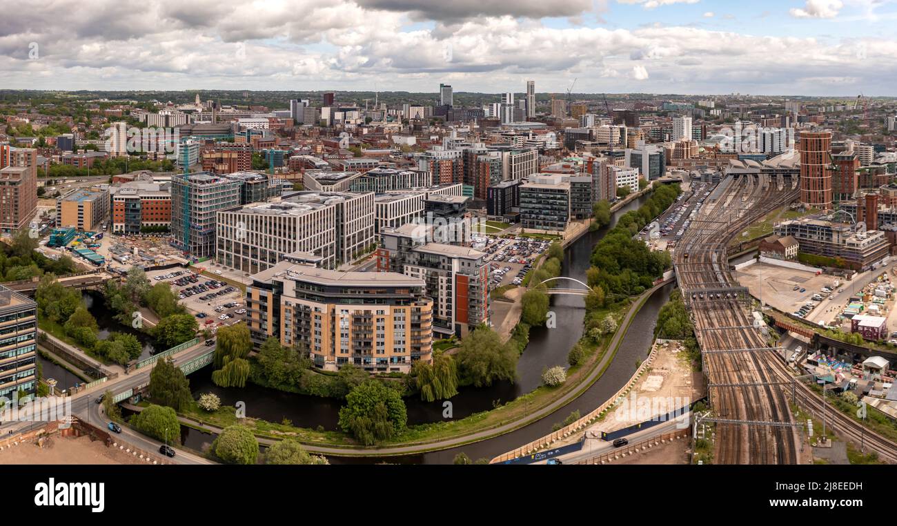 LEEDS, ROYAUME-UNI - 12 MAI 2022. Un paysage urbain aérien du centre-ville de Leeds comprenant le canal de Leeds à Liverpool et la gare de Whitehall Banque D'Images
