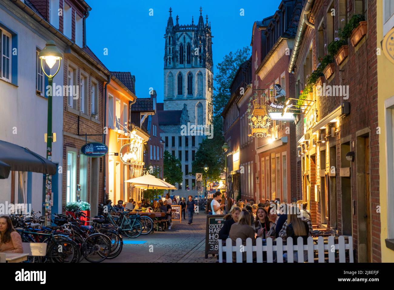 Vieille ville historique, quartier de Cow, quartier des pubs, Kreuzstrasse, Tour de l'église de Liebfrauen Overwater, à Münster, NRW, Allemagne Banque D'Images