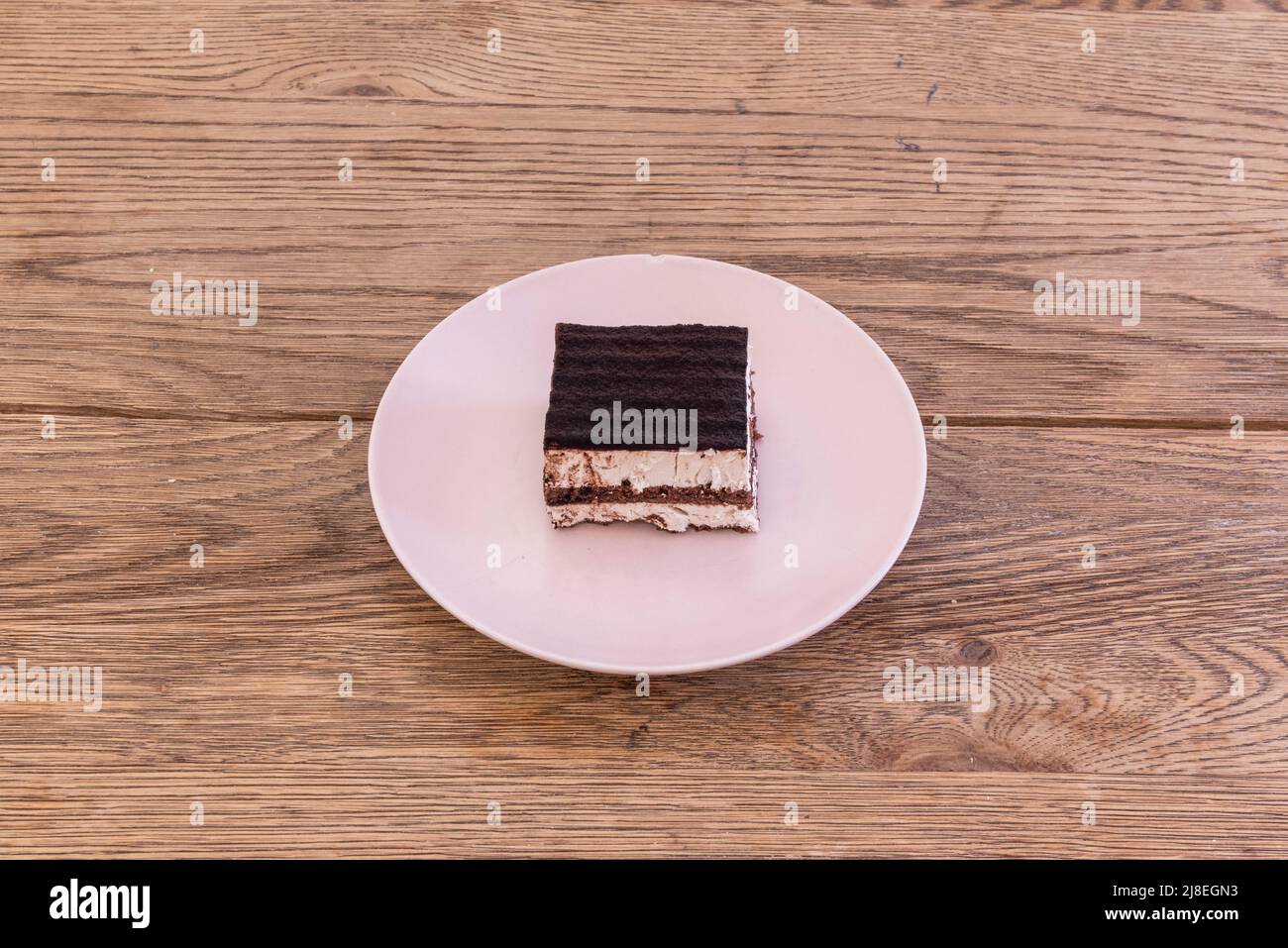 Le tiramisu est un gâteau froid qui est assemblé en couches. Il n'y a pas de recette de production unique, mais des variantes basées sur une série d'ingrédients de base qui peuvent Banque D'Images