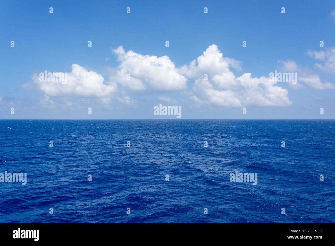 Vue sur la mer et l'horizon depuis le pont du bateau de croisière Marella Explorer II, Mer des Caraïbes, grandes Antilles, Caraïbes Banque D'Images
