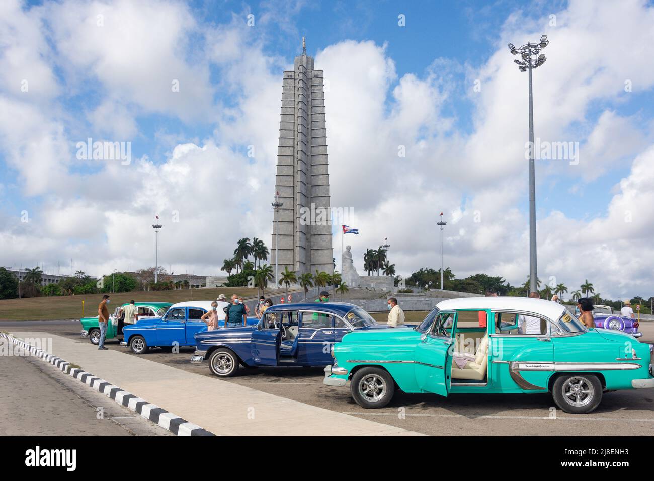 Voitures américaines classiques et Monumento a José Martí (Mémorial José Martí), Plaza de la Revolución, Avenida Paseo, la Havane, la Habana, République de Cuba Banque D'Images