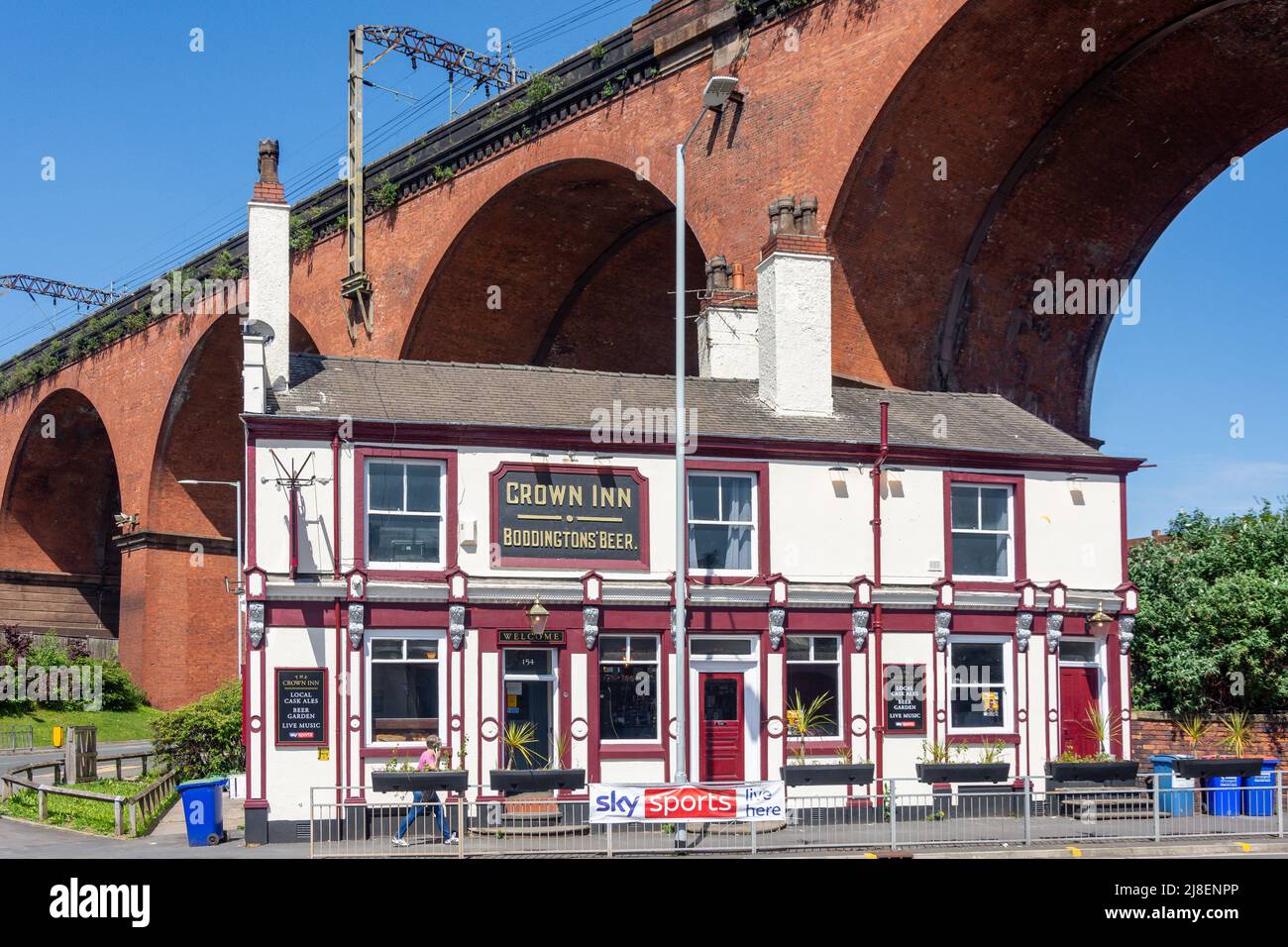 Le Crown Inn avec viaduc de chemin de fer derrière, Heaton Lane, Stockport, Greater Manchester, Angleterre, Royaume-Uni Banque D'Images
