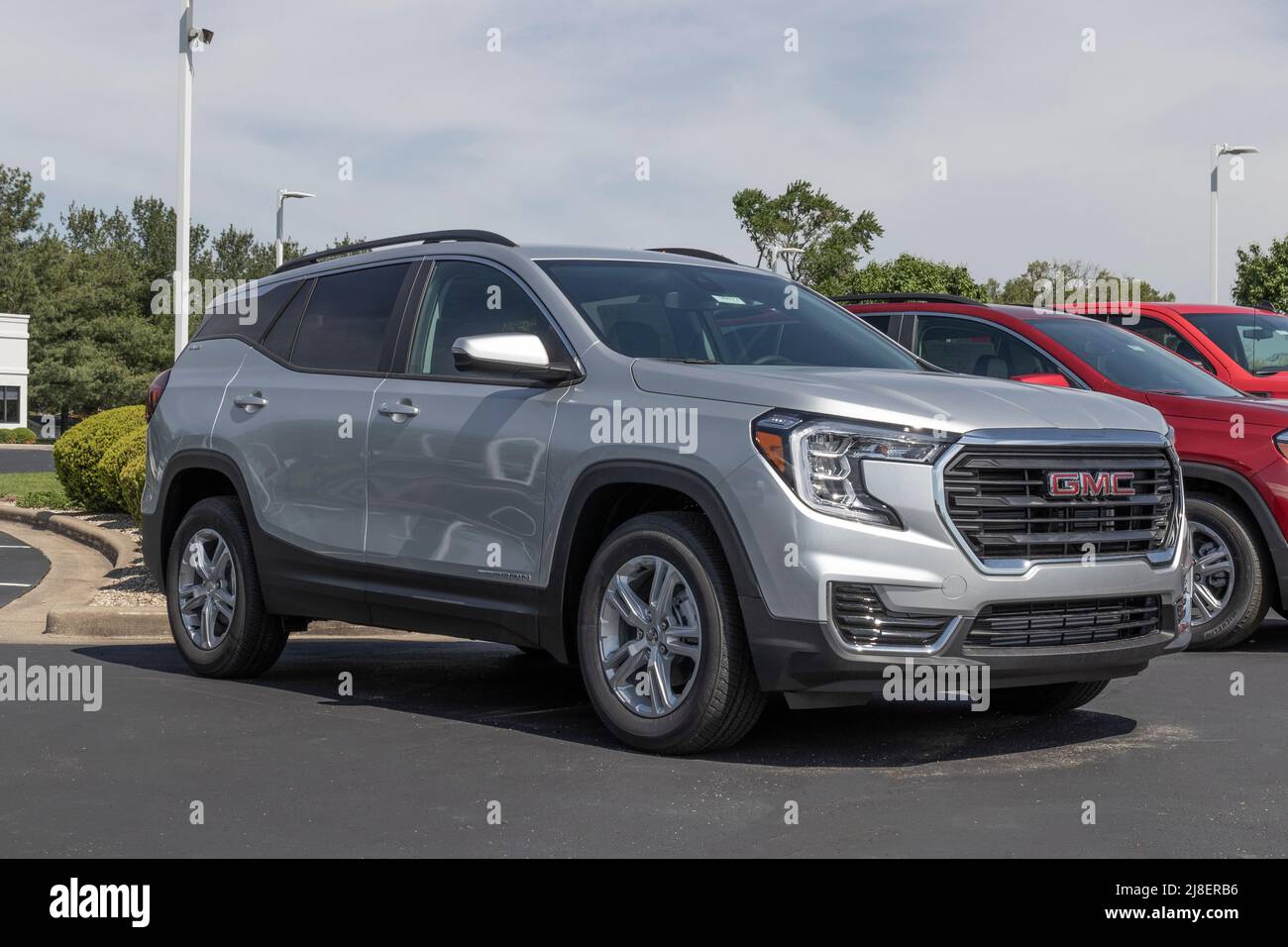 Kokomo - Circa mai 2022 : exposition de vus terrain de GMC dans un établissement concessionnaire. GMC propose le terrain dans les modèles SLE, SLT, AT4 et Denali. Banque D'Images