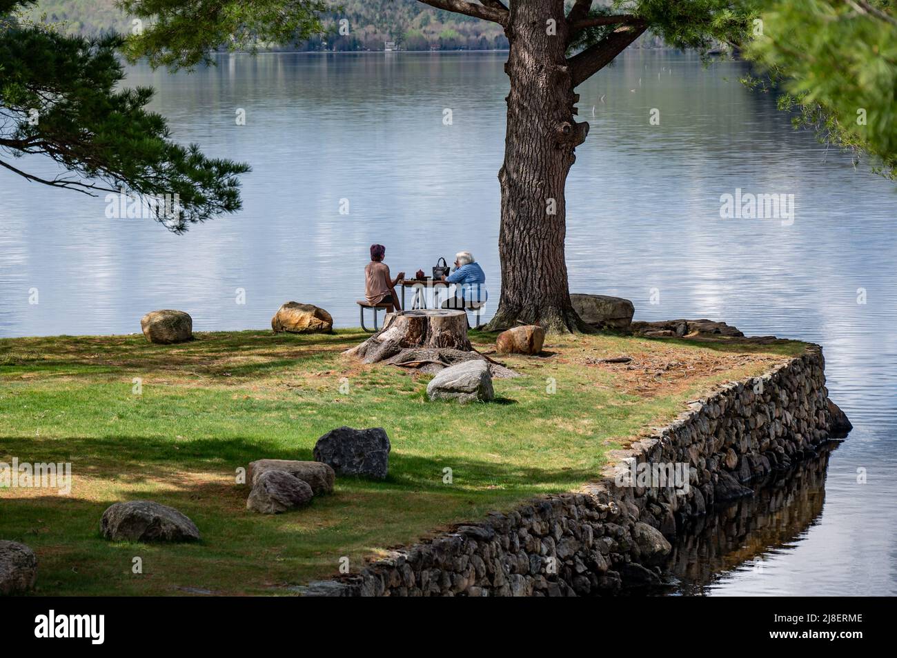 Deux femmes prenant le thé à une table de pique-nique sur Osborne point sur le lac Pleasant dans les montagnes Adirondack, NYT Banque D'Images