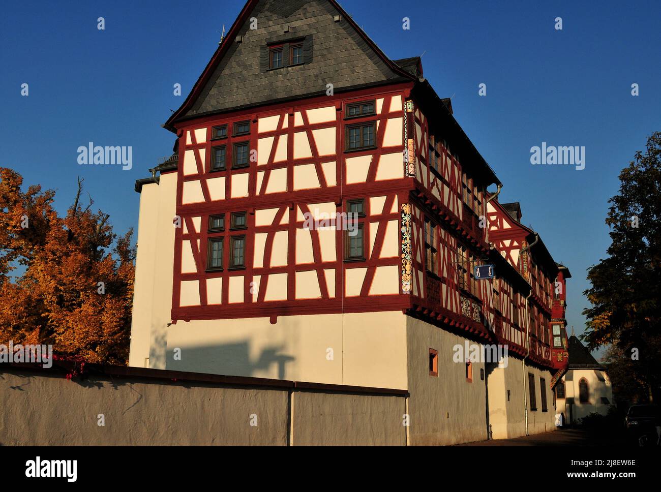 Maison à colombages à Bad Camberg Hesse Allemagne lors D'Une belle journée ensoleillée d'automne avec Un ciel bleu clair Banque D'Images