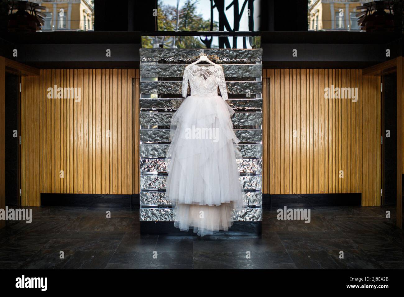 Robe de mariage accrochée au mur de l'hôtel. Banque D'Images