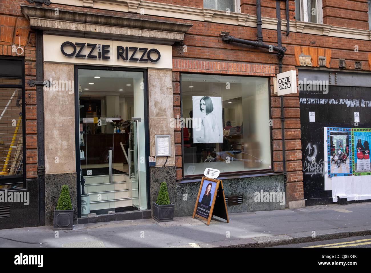 Ozzie Rizzo salon à Mayfair, le premier jour de sa réouverture depuis le début du confinement après avoir été forcé à fermer en raison de la pandémie du coronavirus mettant en vedette: Atmosphère où: Londres, Royaume-Uni quand: 12 avril 2021 crédit: Phil Lewis/WENN Banque D'Images