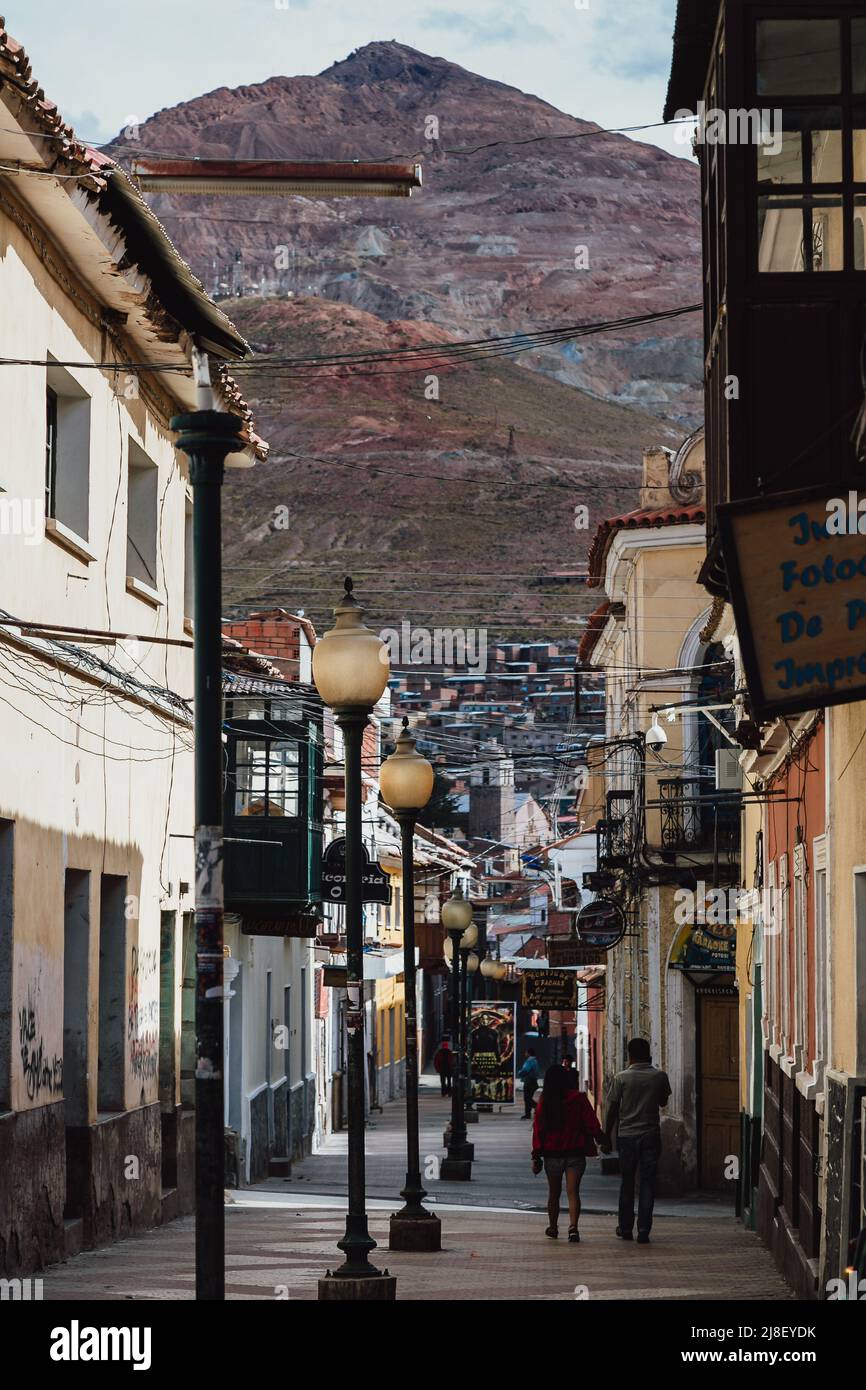 Architecture coloniale, Cerro Rico, calme jour ensoleillé dans la ville minière andine de Potosi, Bolivie Banque D'Images